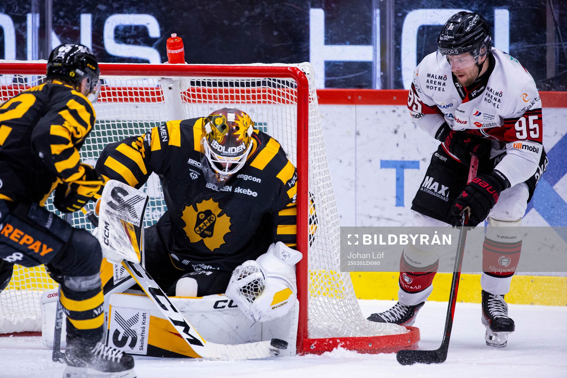 Malmö Redhawks Carl Persson gör ett försök att få hål