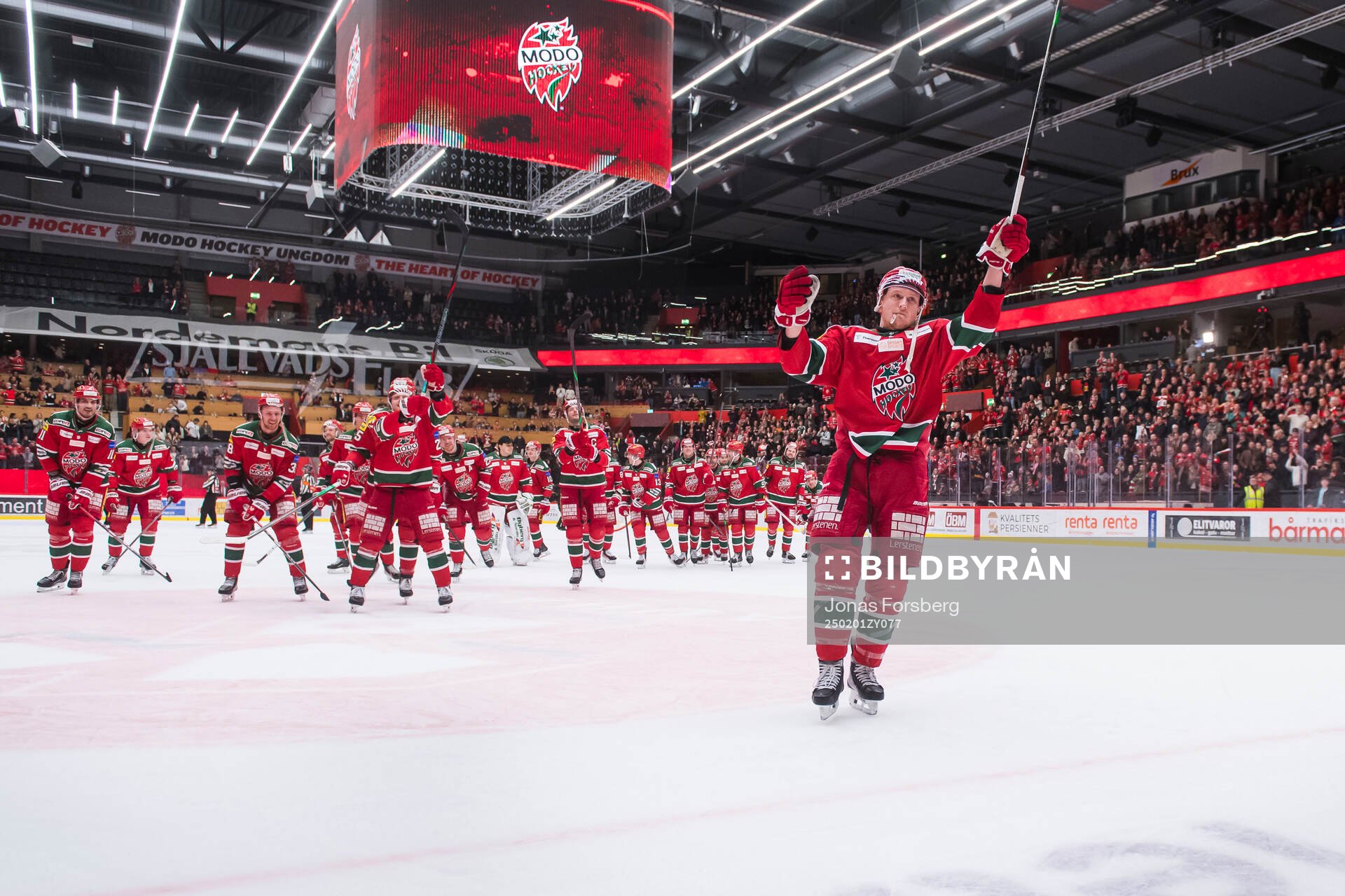 Modos Paul Ladue jublar med laget