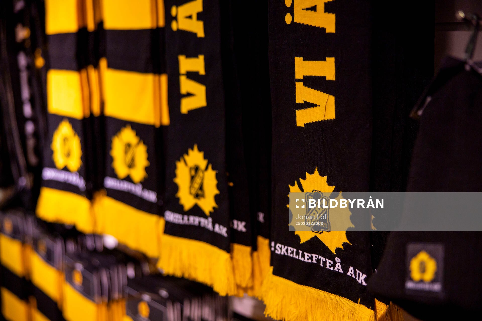 Halsdukar i souvenirshoppen innan ishockeymatchen i SHL