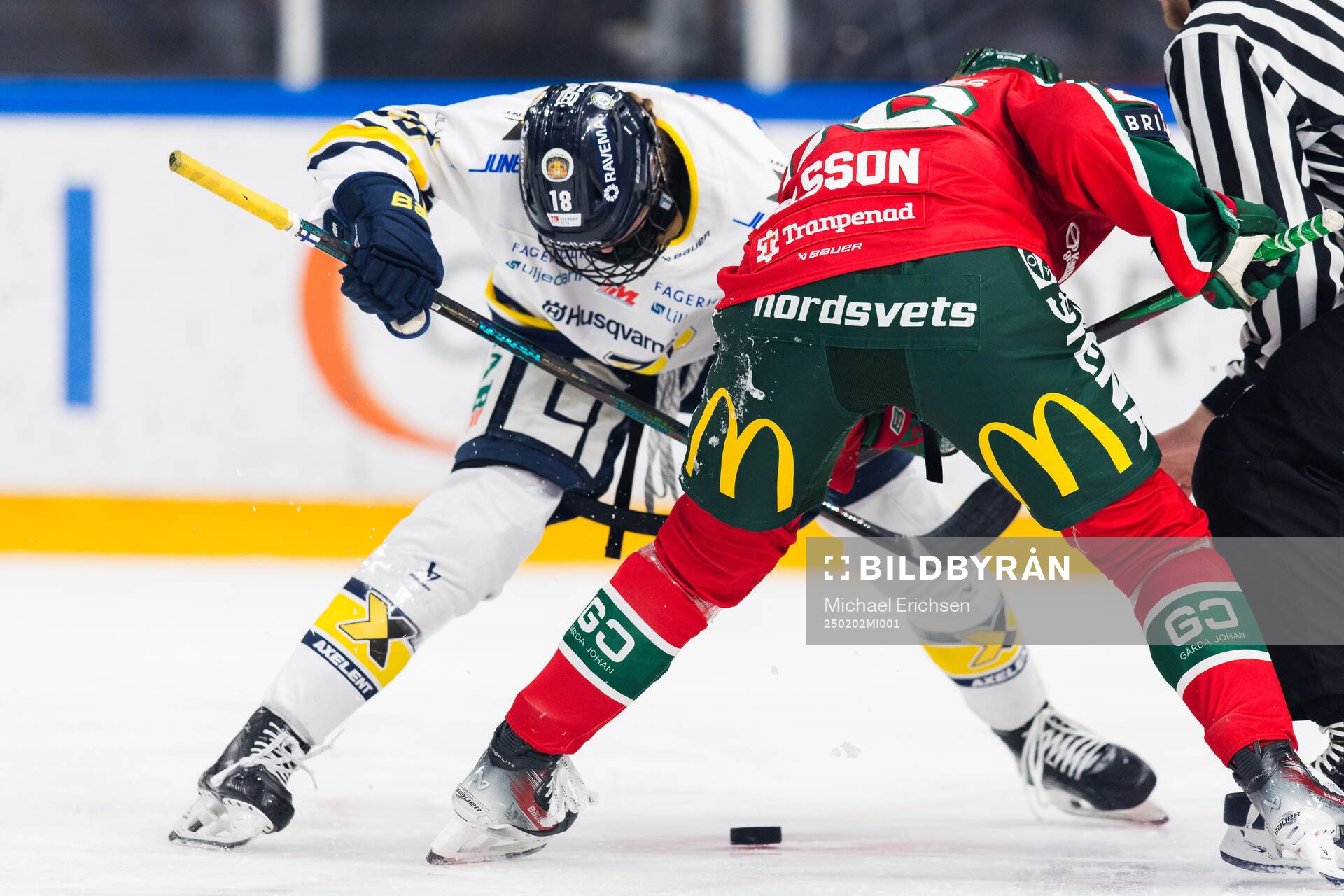 HV71s Emmi Rakkolainen och Frölundas Hanna Olsson