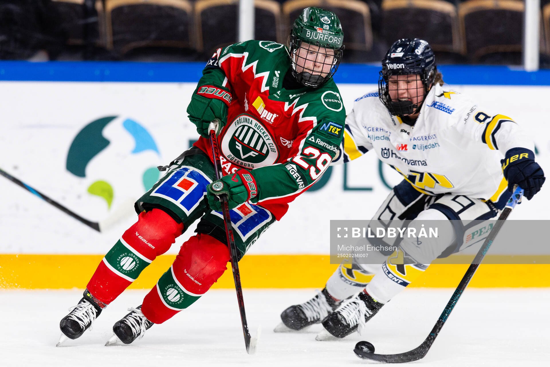 Frölundas Felizia Wikner-Zienkiewicz och HV71s Jenna Raunio
