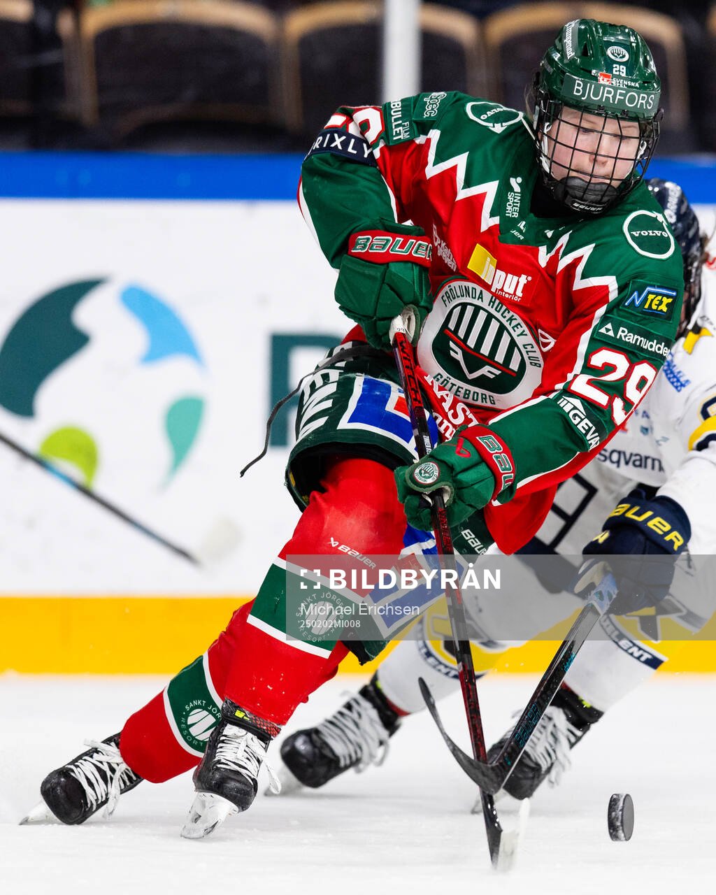Frölundas Felizia Wikner-Zienkiewicz och HV71s Jenna Raunio