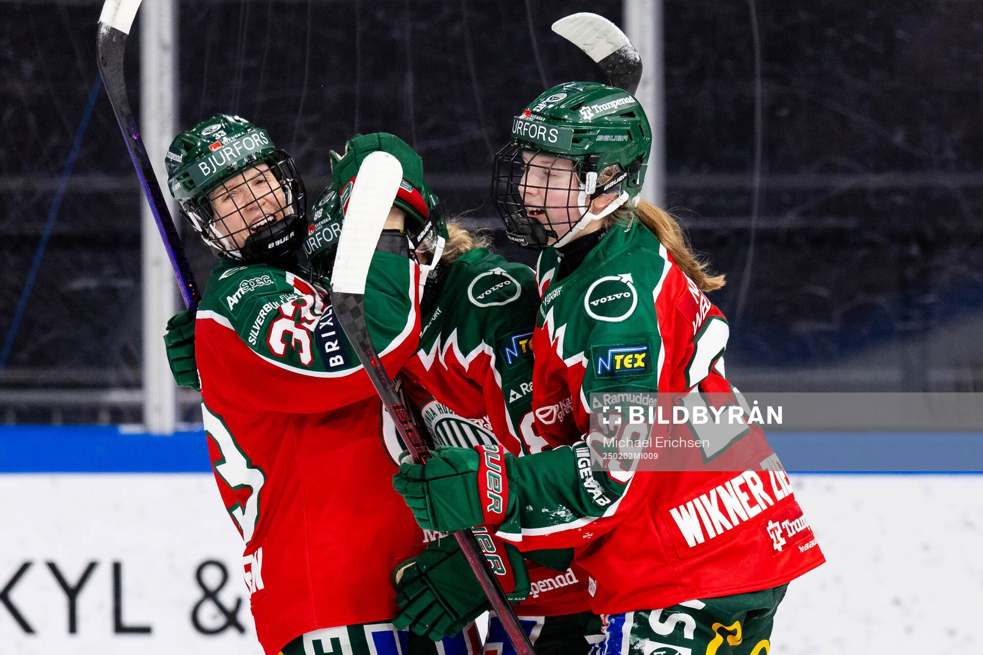 Frölundas Sydney Brodt jublar med lagkamrater