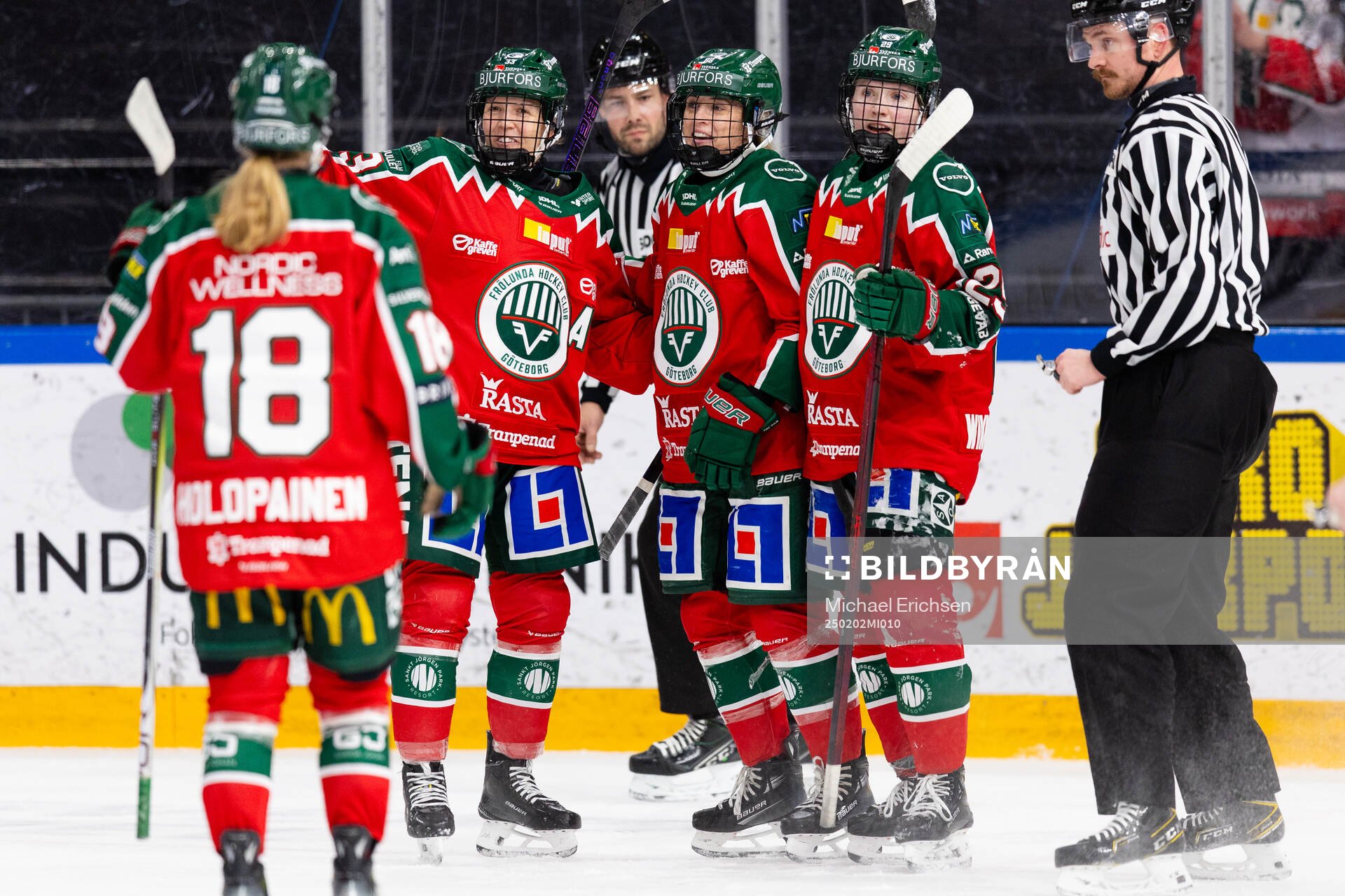 Frölundas Sydney Brodt jublar med lagkamrater