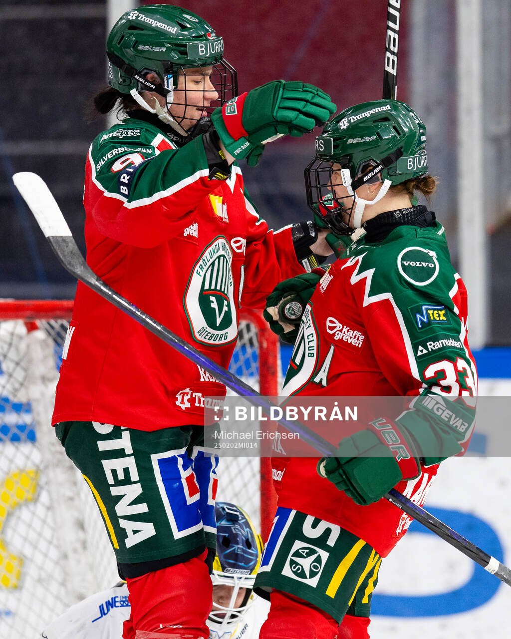 Frölundas Michelle Karvinen jublar ihop med Alva Johnsson