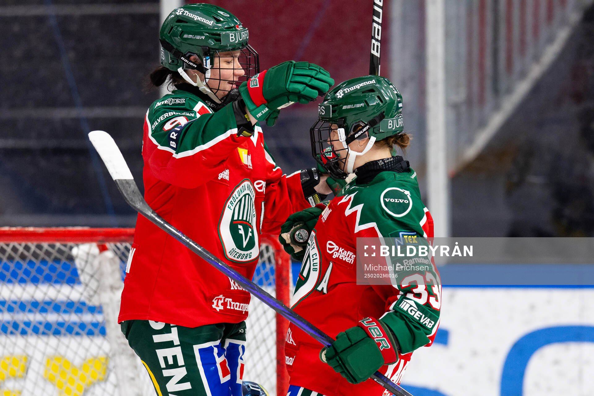 Frölundas Michelle Karvinen jublar ihop med Alva Johnsson