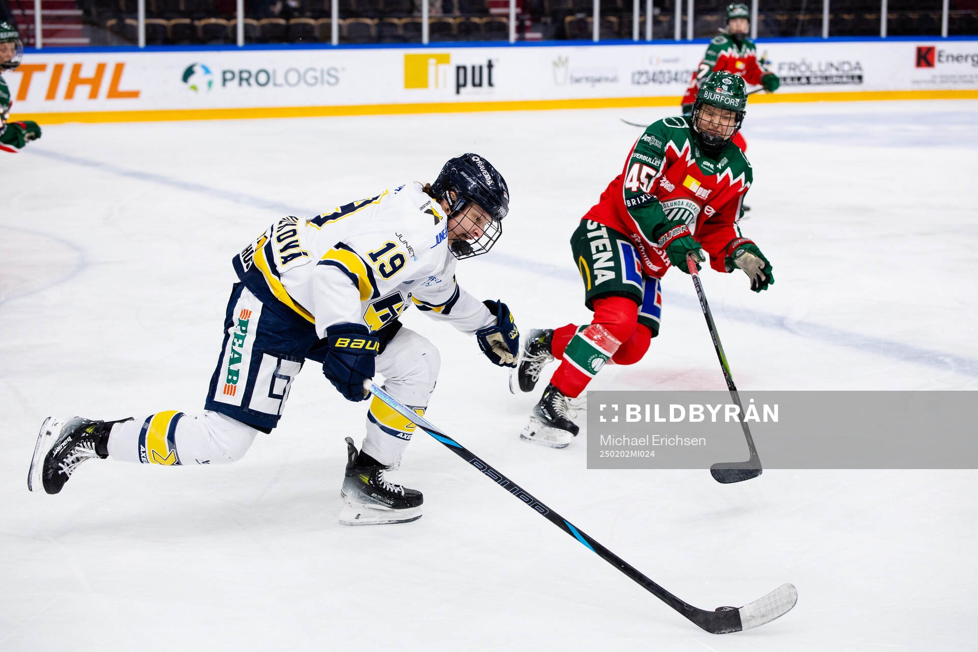 HV71s Klara Seroiszkova  och Frölundas Paula Bergström