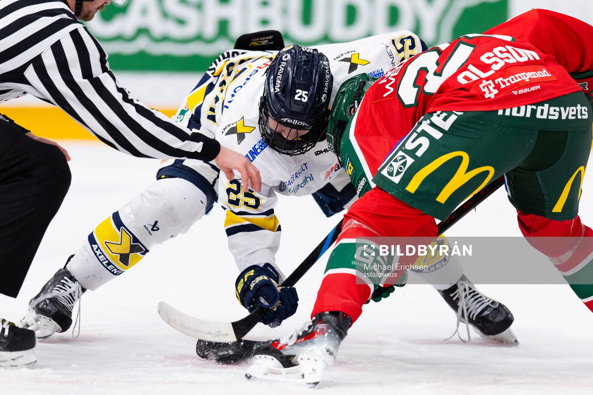 HV71s Alva Johansson tekar mot Frölundas Hanna Olsson