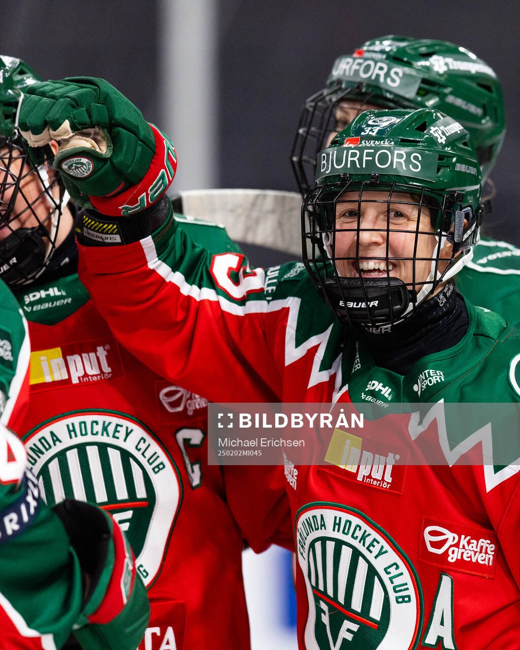 Frölundas Michelle Karvinen jublar med lagkamrater