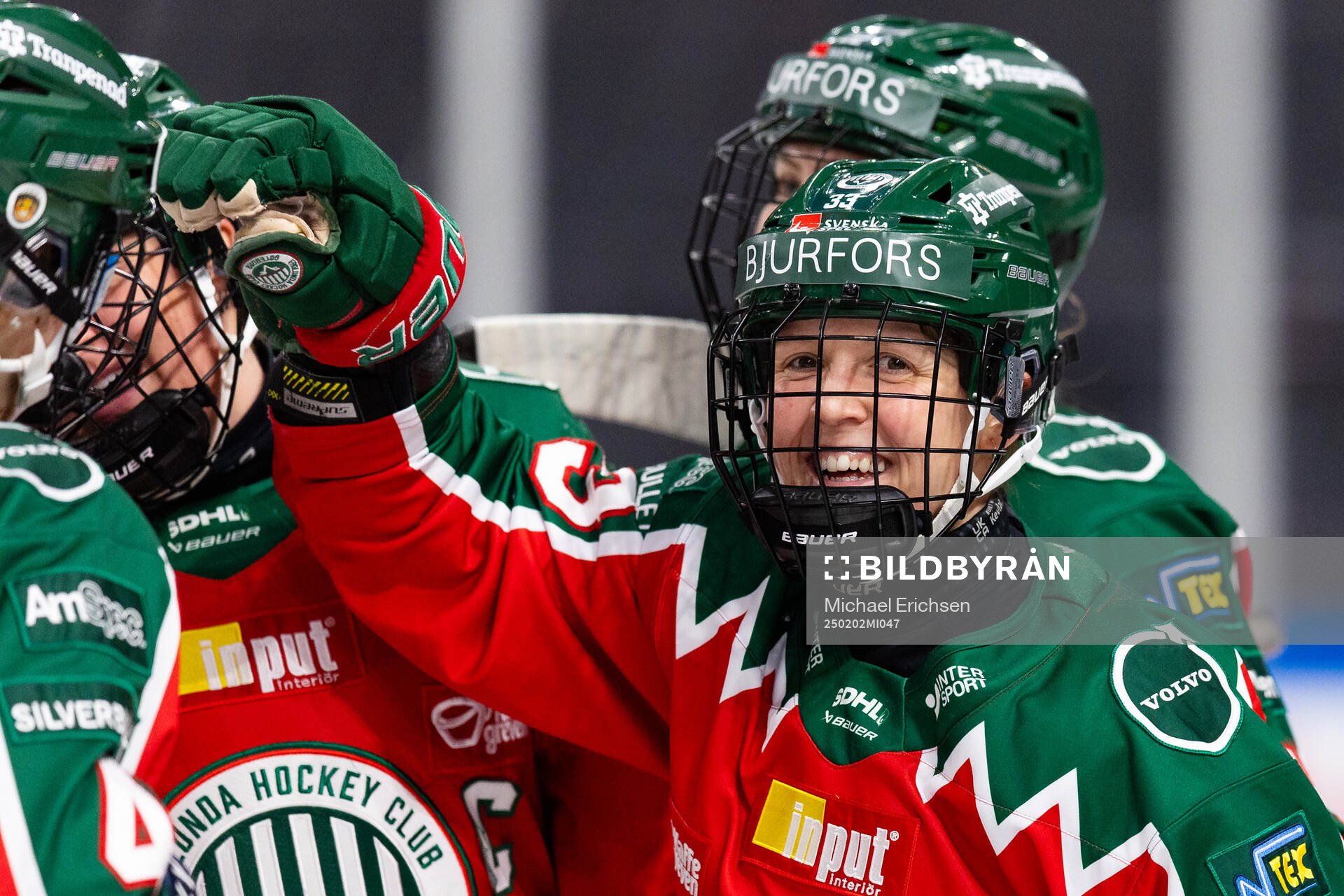 Frölundas Michelle Karvinen jublar med lagkamrater
