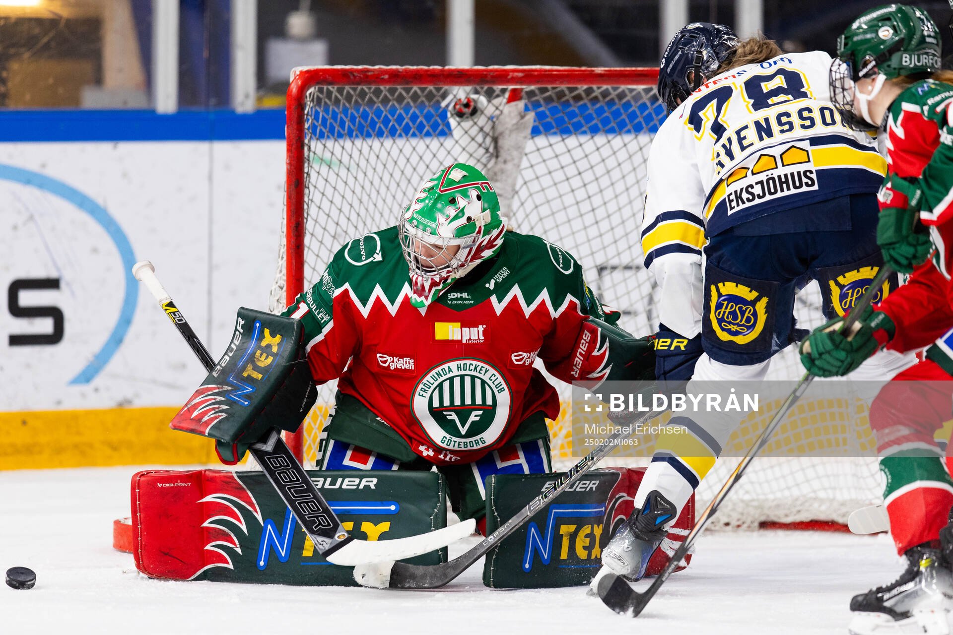 Frölundas målvakt Maja Helge och HV71s Elin Svensson