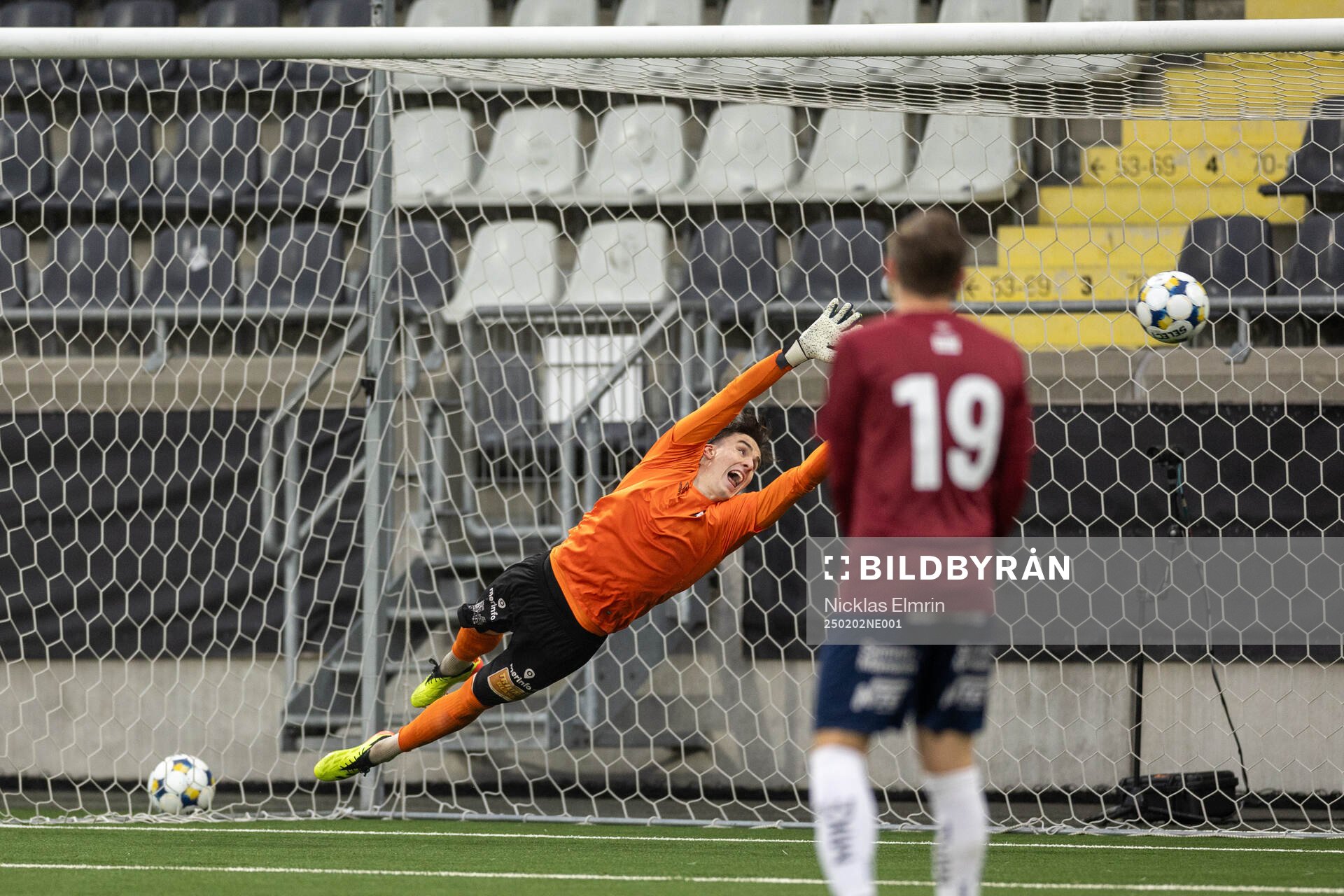 Örgrytes målvakt Hampus Gustafsson släpper 0-1