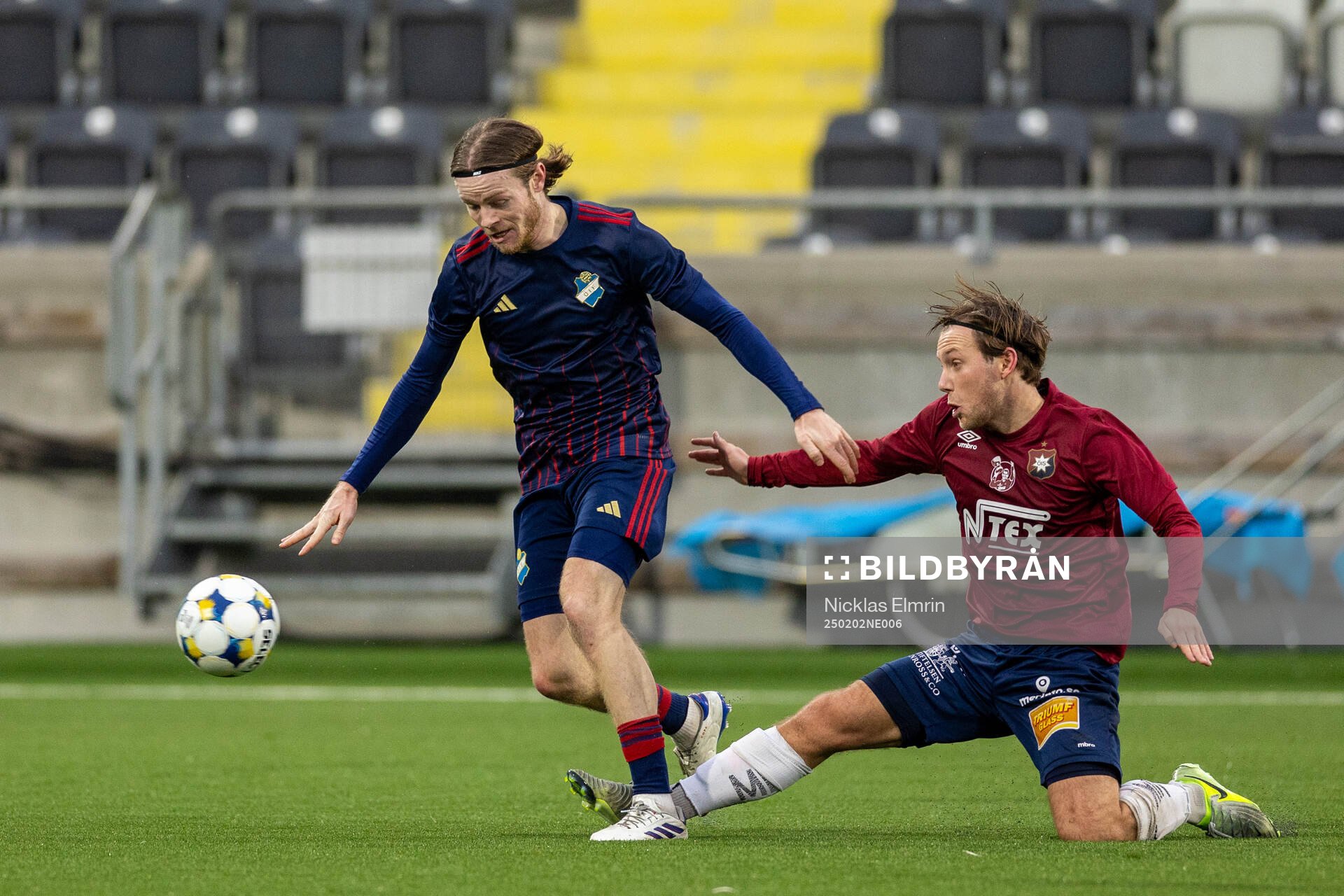 Östers David Seger och Örgrytes William Kenndal under träningsmatchen i fotboll mellan Örgryte och Öster den 2 februari 2025 i Göteborg. 
