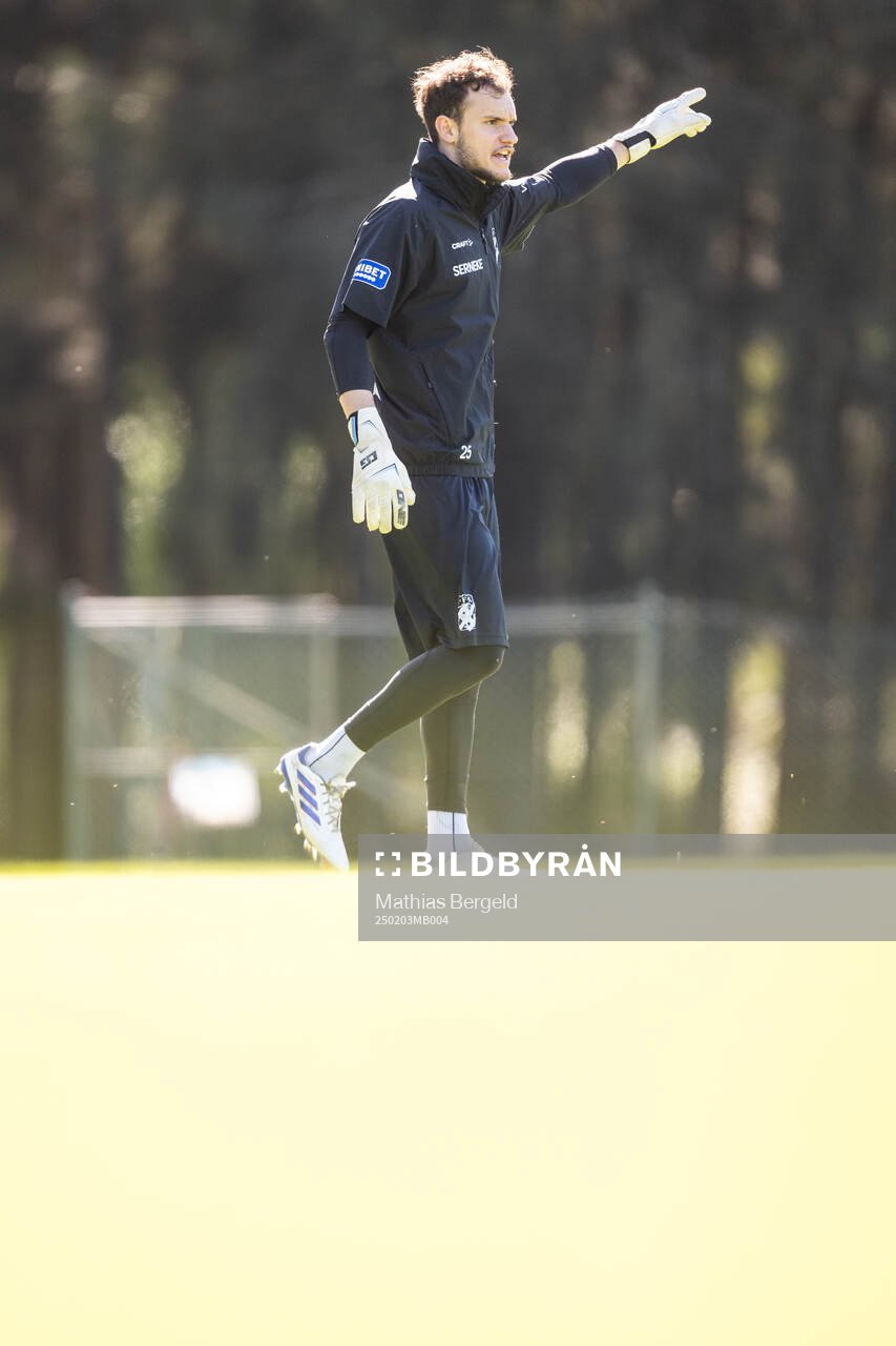 Målvakt Elis Bishesari