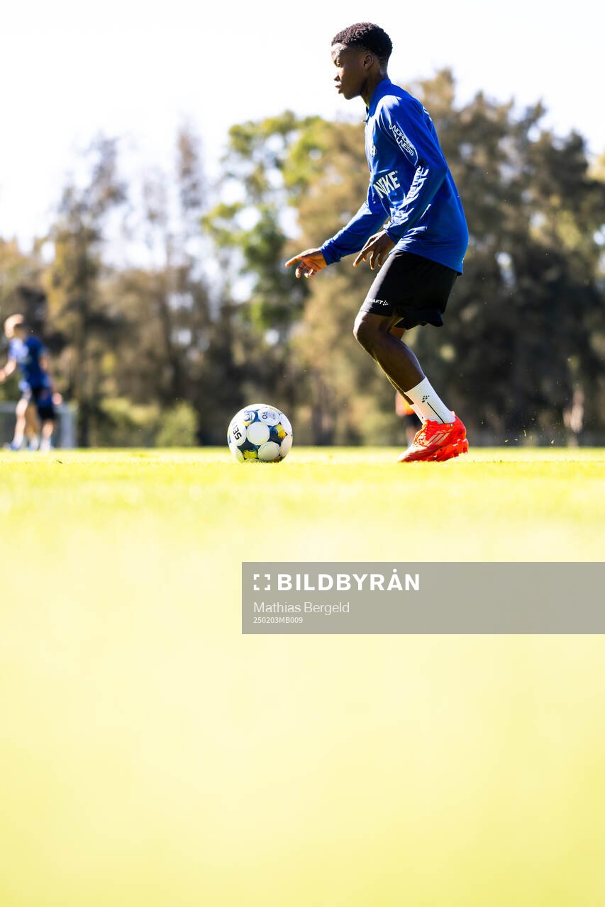 Ifeoluwa Olowoporoku under en fotbollsträning med IFK Göteborg den 3 februari 2025 i Alvor. 