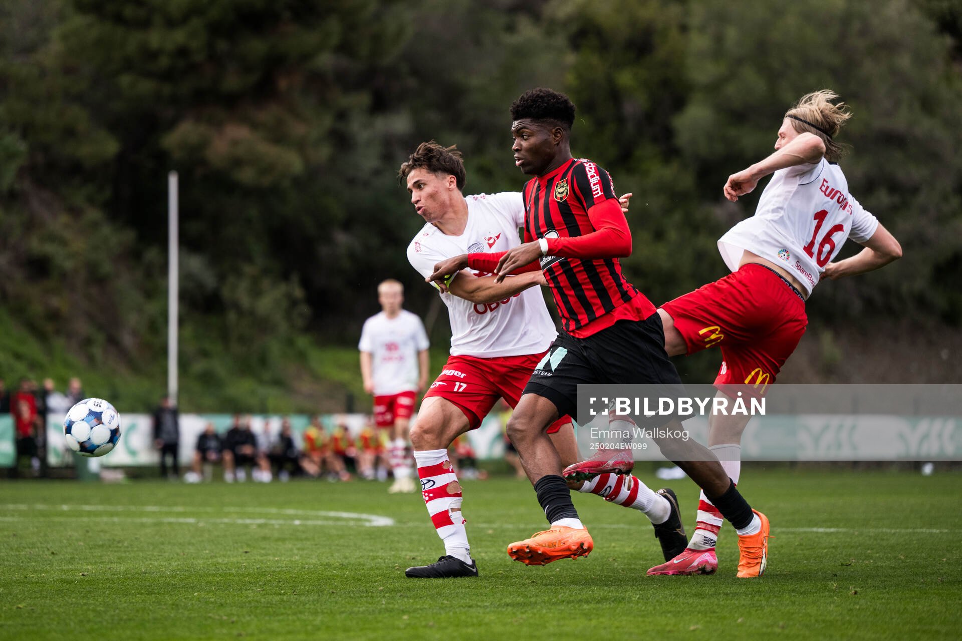 Ezekiel Alladoh of Brommapojkarna and Sigurd Kvile and