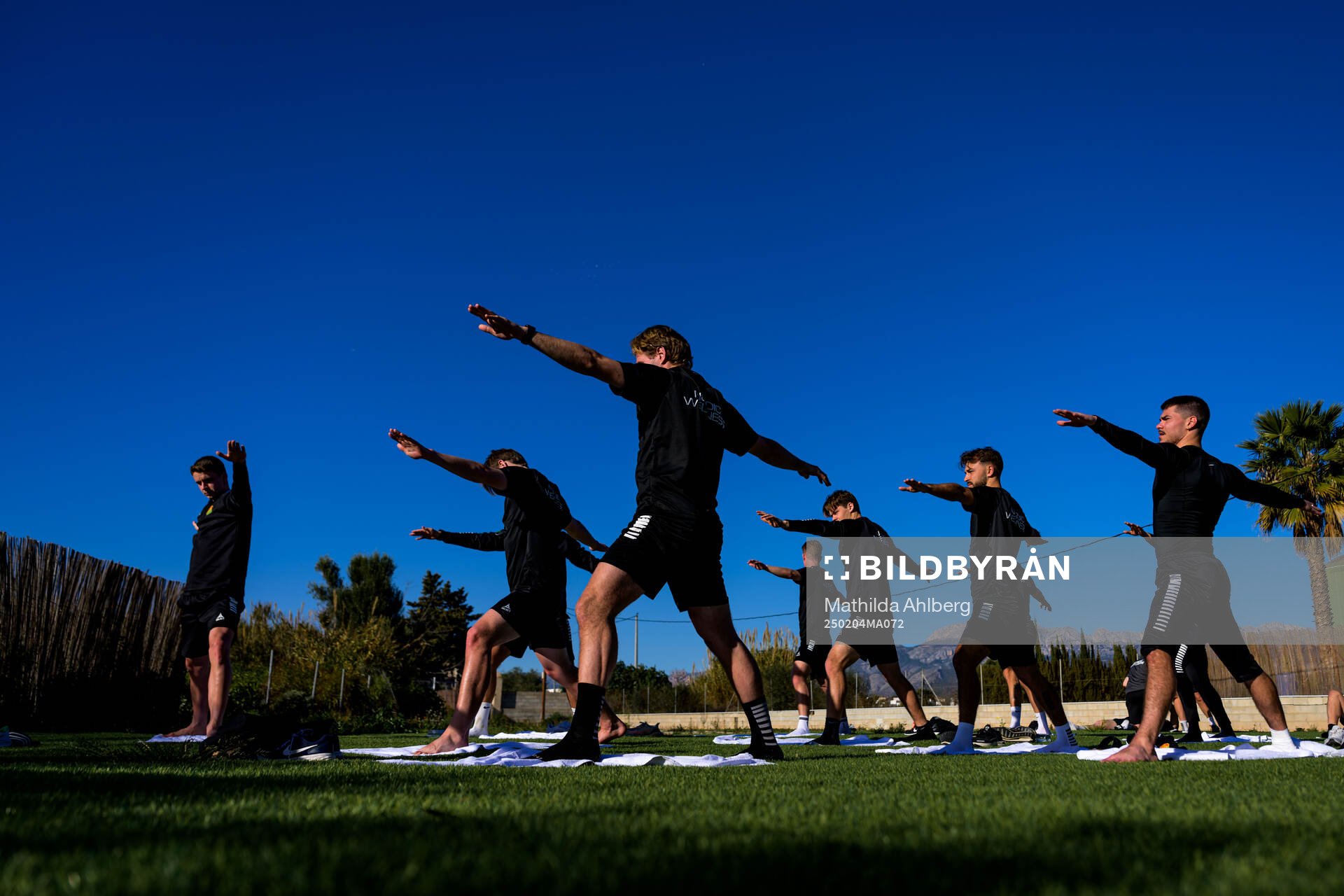 GAIS spelare under ett yogapass med GAIS den 4 februari 2025 i Albir. 