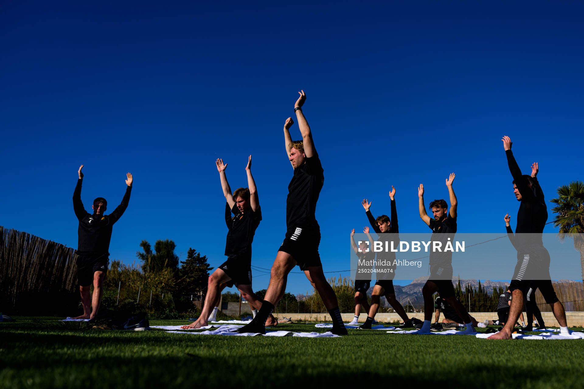 GAIS spelare under ett yogapass med GAIS den 4 februari 2025 i Albir. 