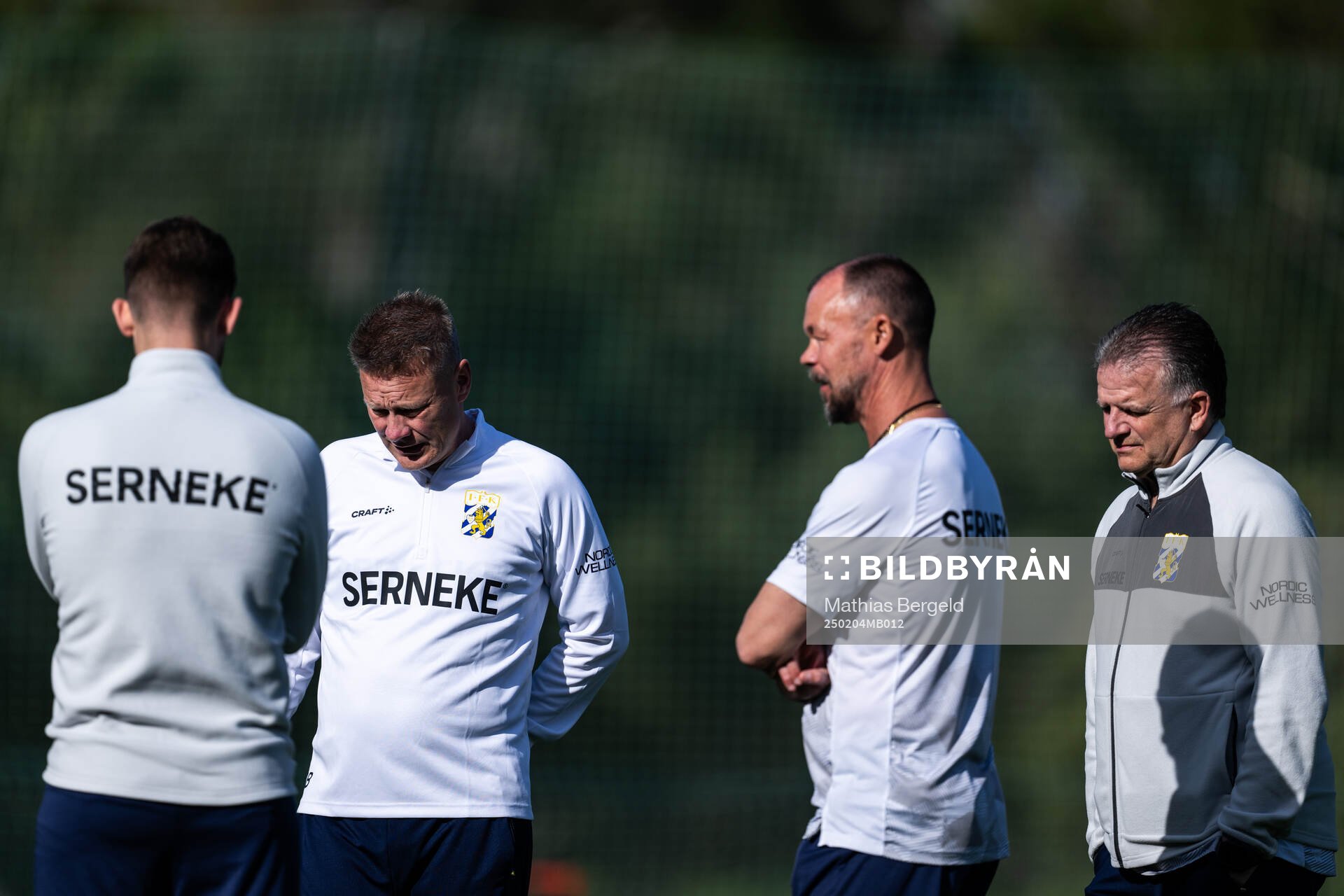 Analytiker Liam Wohlén, tränare Stefan Billborn, tekniskt ansvarig Magnus Edlund och assisterande tränare Joachim Björklund under en fotbollsträning med IFK Göteborg den 4 februari 2025 i Alvor.