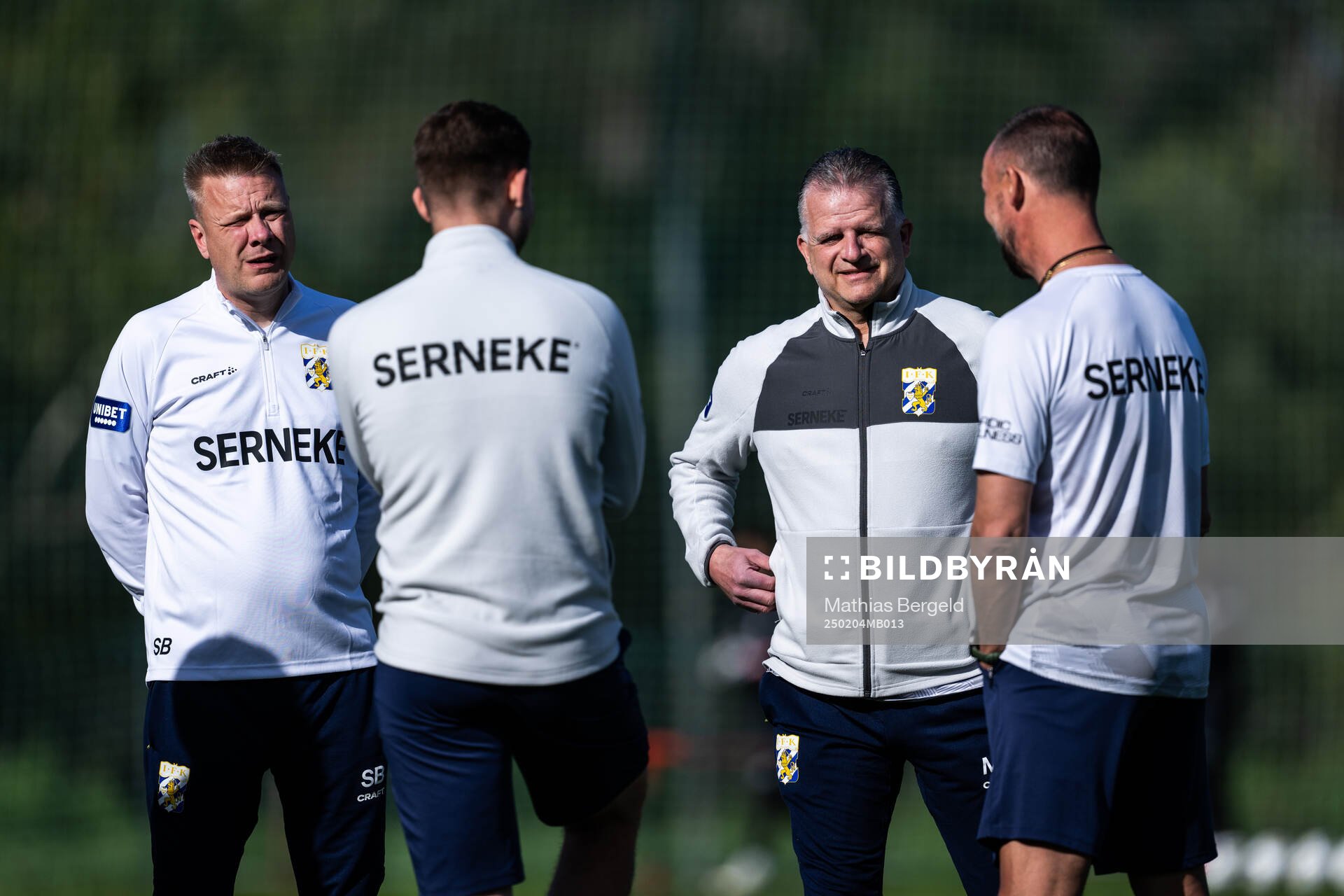 Tränare Stefan Billborn, analytiker Liam Wohlén, tekniskt ansvarig Magnus Edlund och assisterande tränare Joachim Björklund under en fotbollsträning med IFK Göteborg den 4 februari 2025 i Alvor.