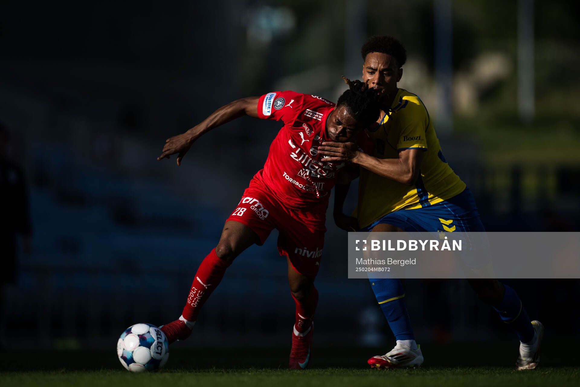 Frank Junior Adjei of Värnamo and Noah Nartey of Brøndby during the Atlantic Cup football match between Brøndby and Värnamo on February 4, 2025 in Faro.