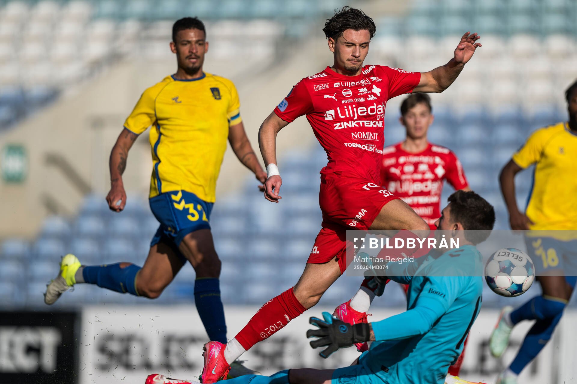 Kenan Bilalovic of Värnamo and Goalkeeper Gavin Beavers of
