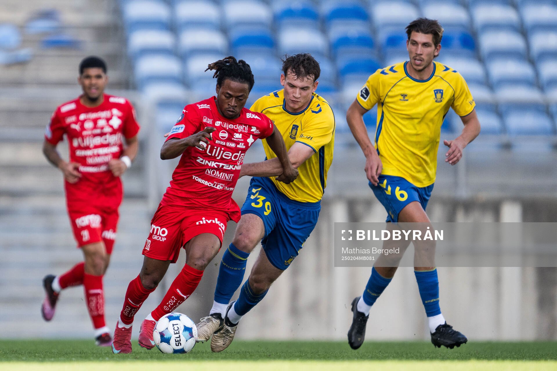 Frank Junior Adjei of Värnamo and Adam Claridge of Brøndby