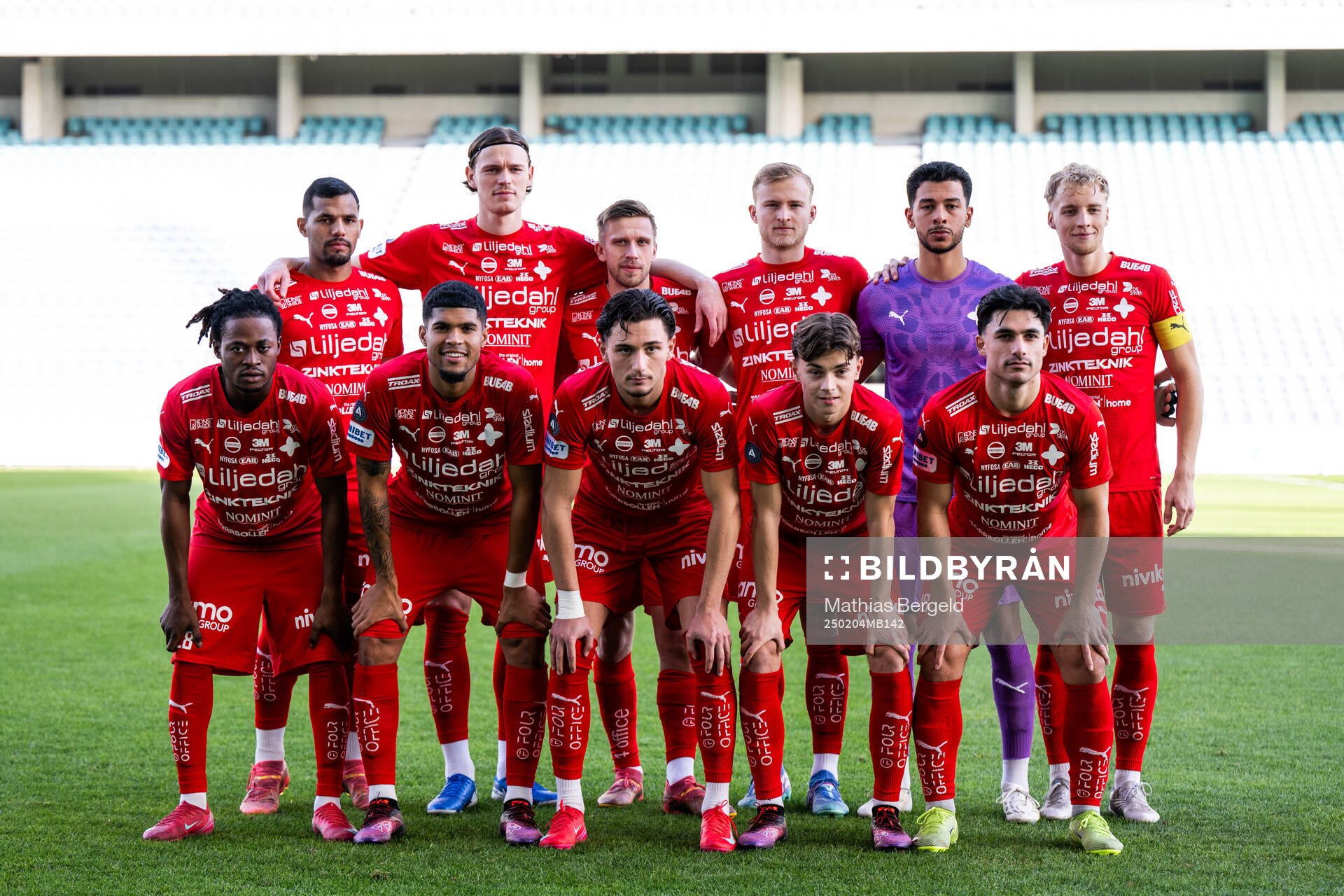 The starting eleven of Värnamo pose for a picture