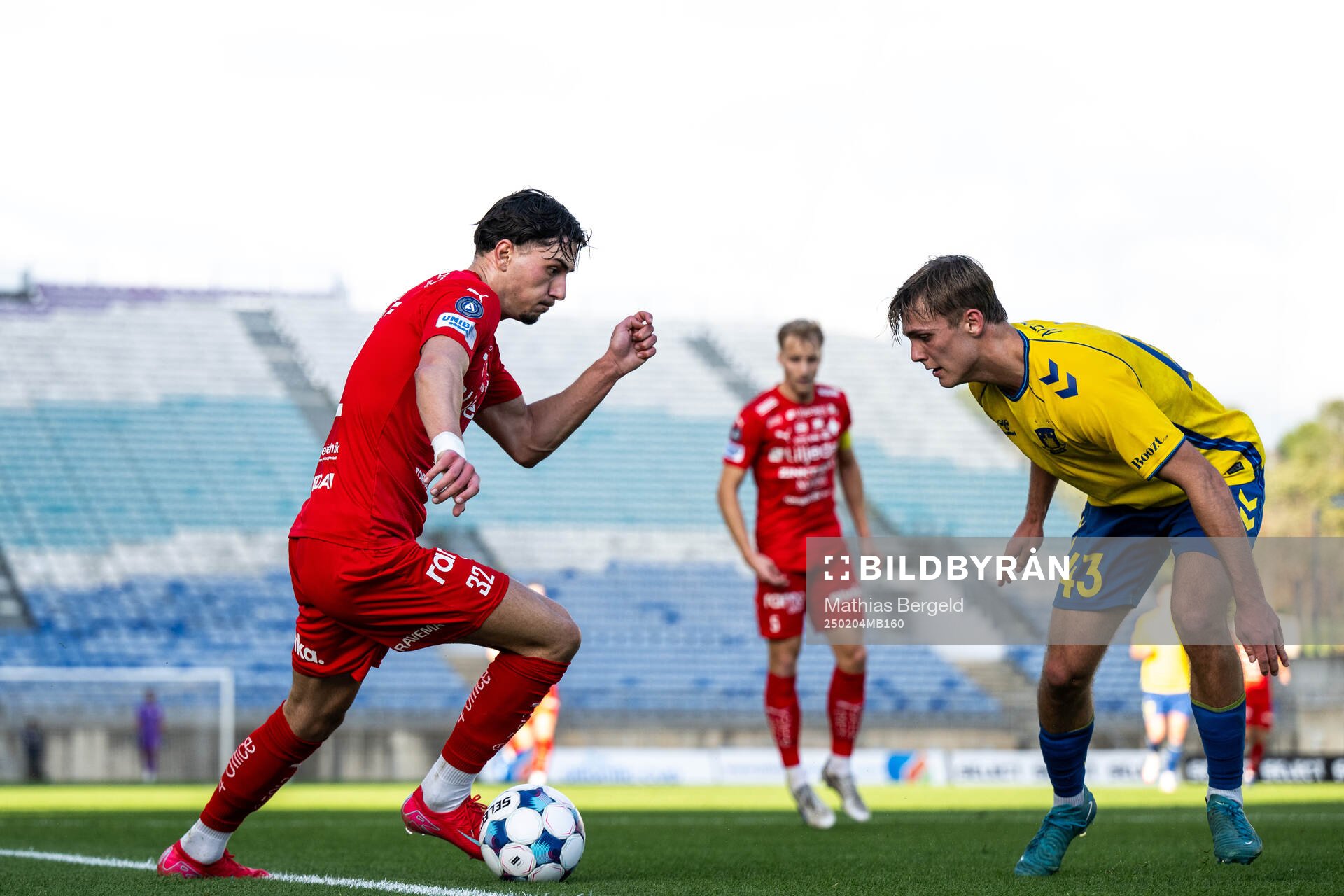 Kenan Bilalovic of Värnamo and Lukas Larsen of Brøndby