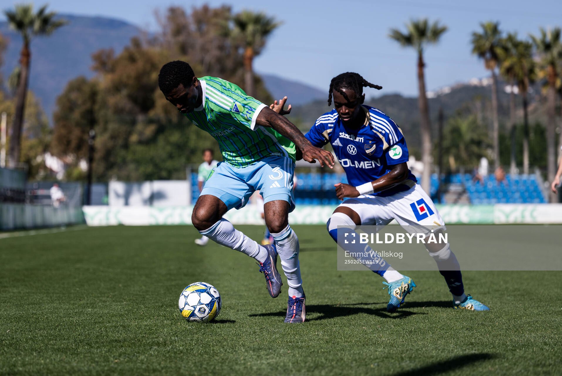 Travian Sousa of Seattle Sounders FC and Manaf Rawufu of