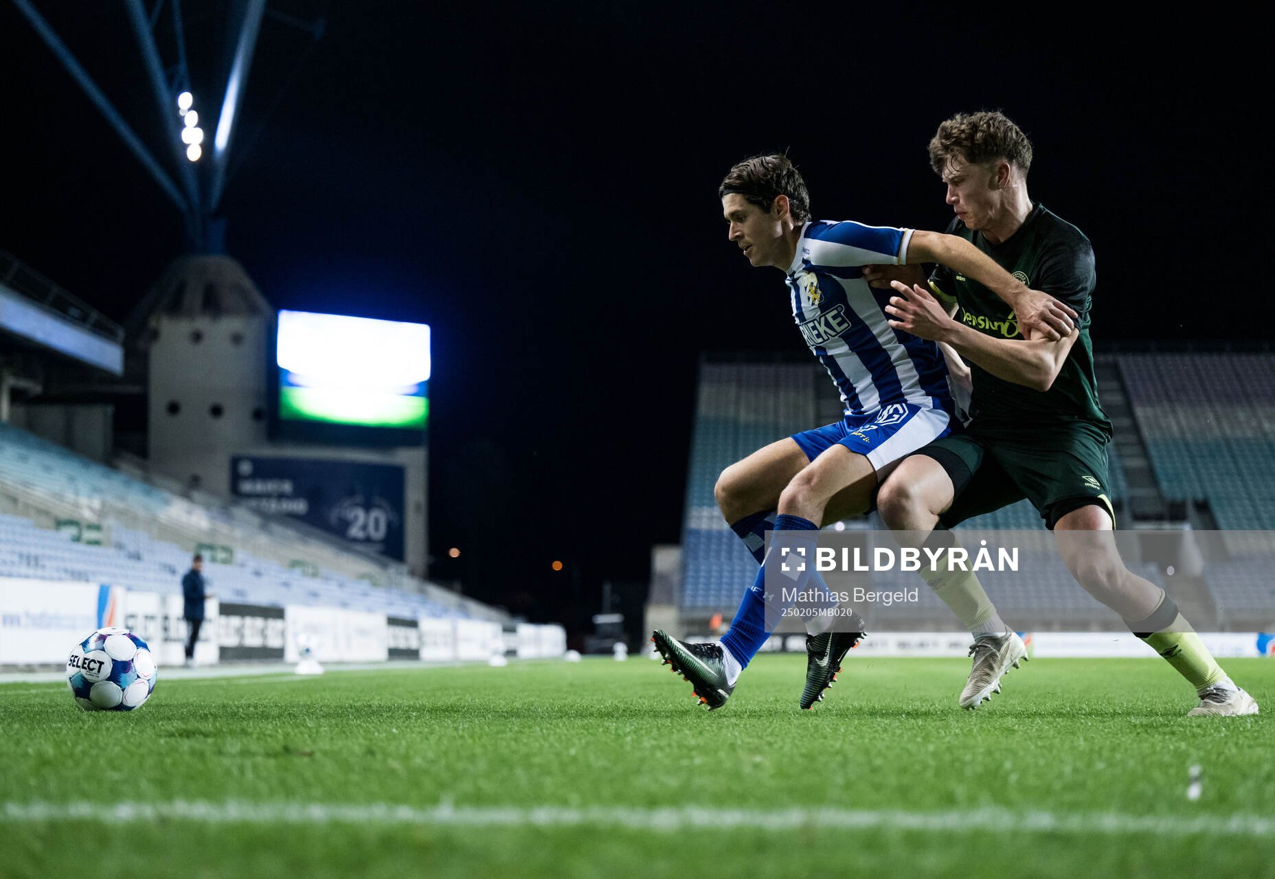Eman Markovic of IFK Göteborg and Conor McManus of