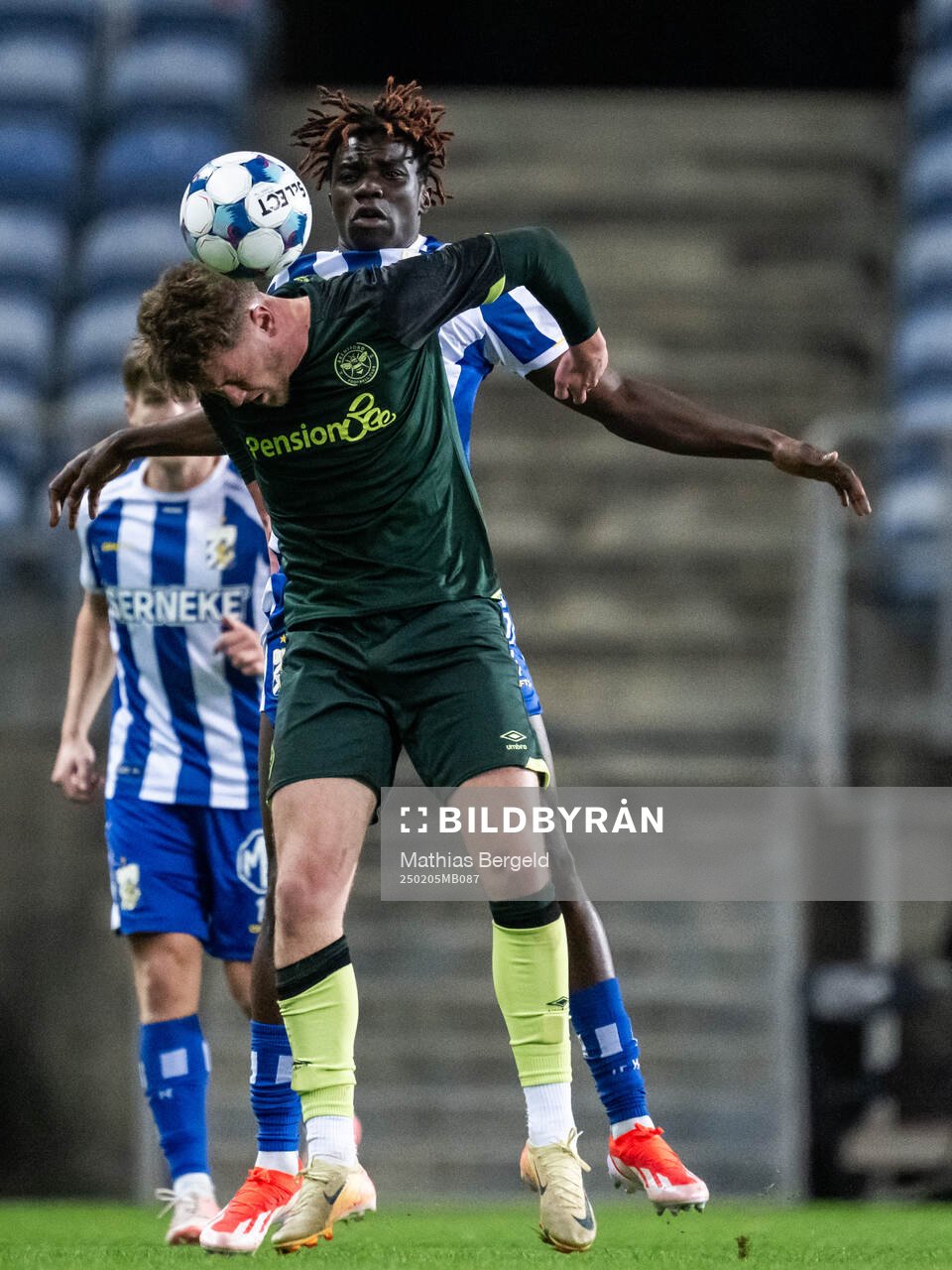 Caelan Avenell of Brentford B and Rockson Yeboah of IFK Göteborg during the Atlantic Cup football match between IFK Göteborg and Brentford B on February 5, 2025 in Faro.