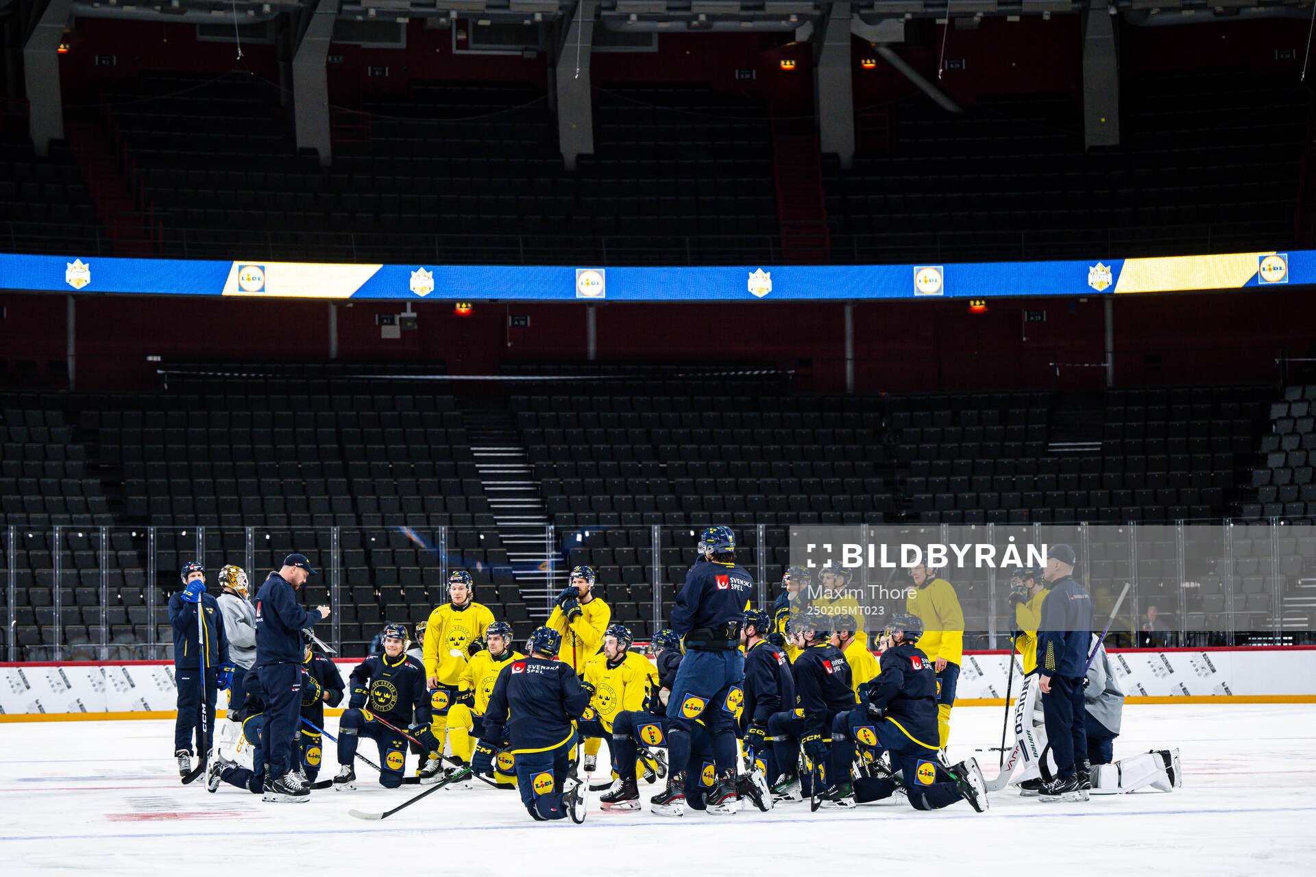 The players of the Swedish national ice hockey team gather