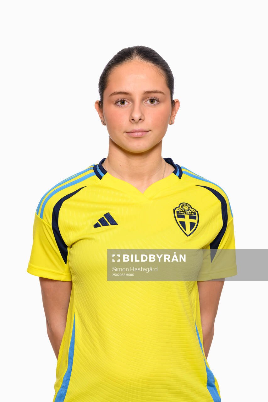 Stella Maiquez poserar för porträtt den 5 februari 2025 i Stockholm. 