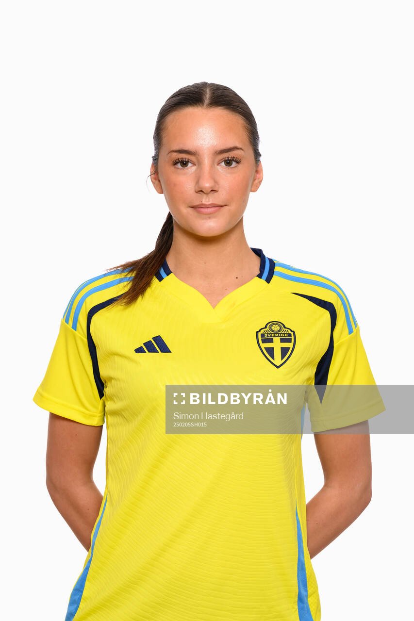 Elona Berbatovci poserar för porträtt den 5 februari 2025 i Stockholm. 