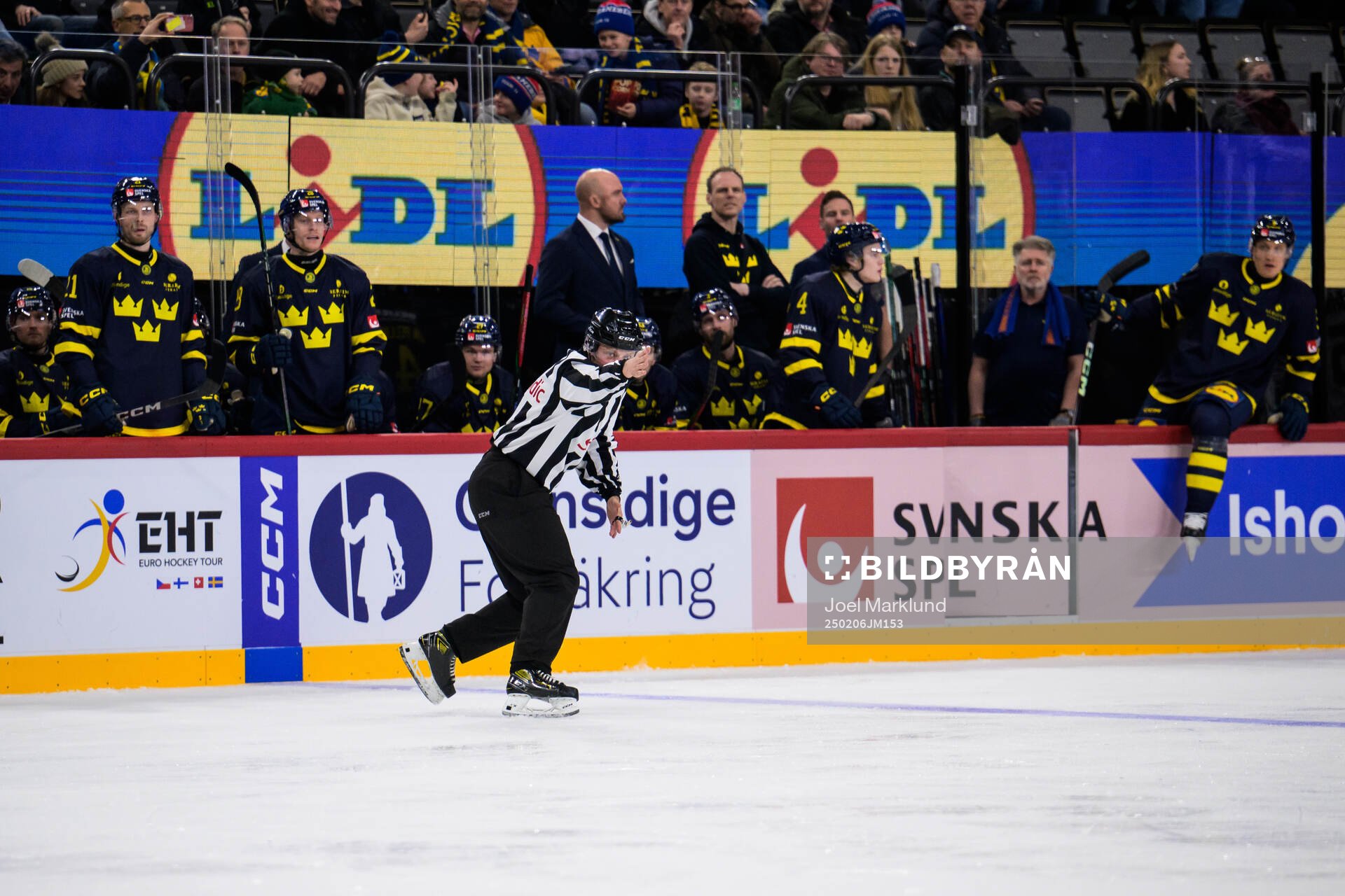 A linesman in front of the Swedish bench