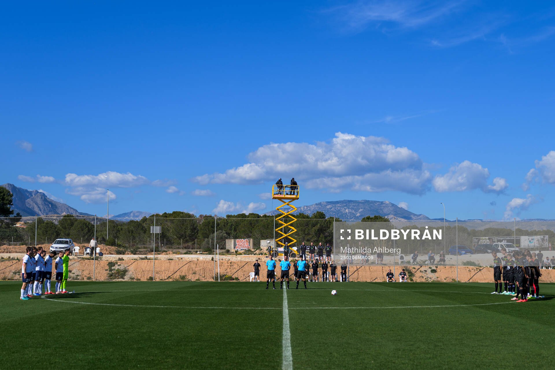 Players during a minute of silence ahead of the friendly football match between GAIS and B.93 on February 6, 2025 in Albir. 