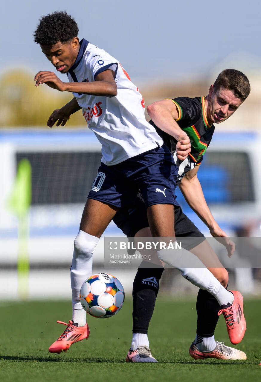 Osman Addo of B.93 and Oskar Ågren of GAIS