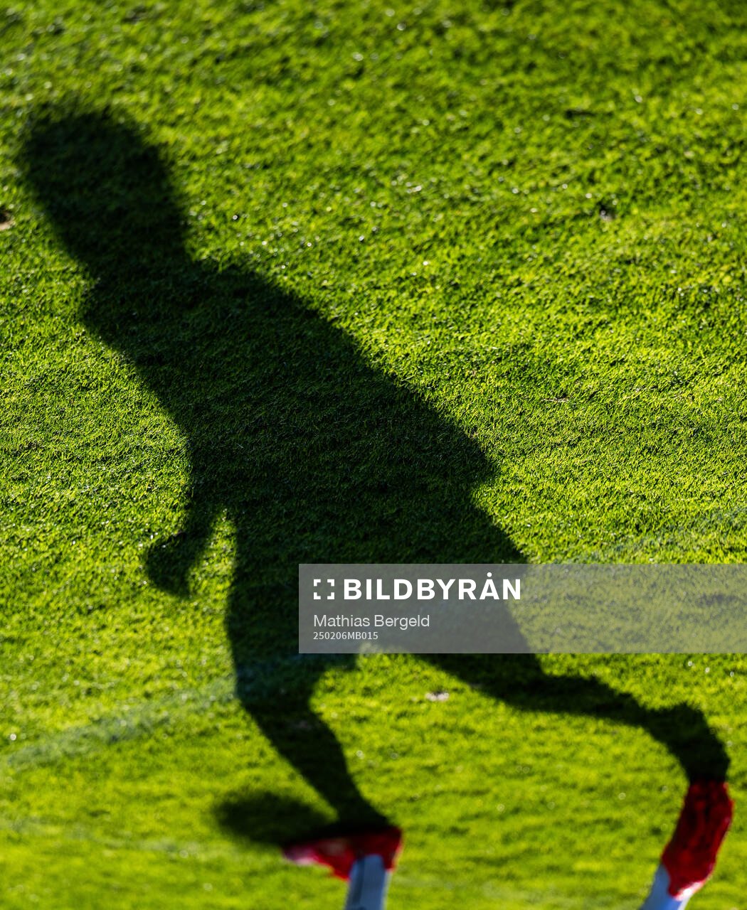 En skugga av en spelare under en fotbollsträning med IFK Göteborg den 6 februari 2025 i Alvor. 