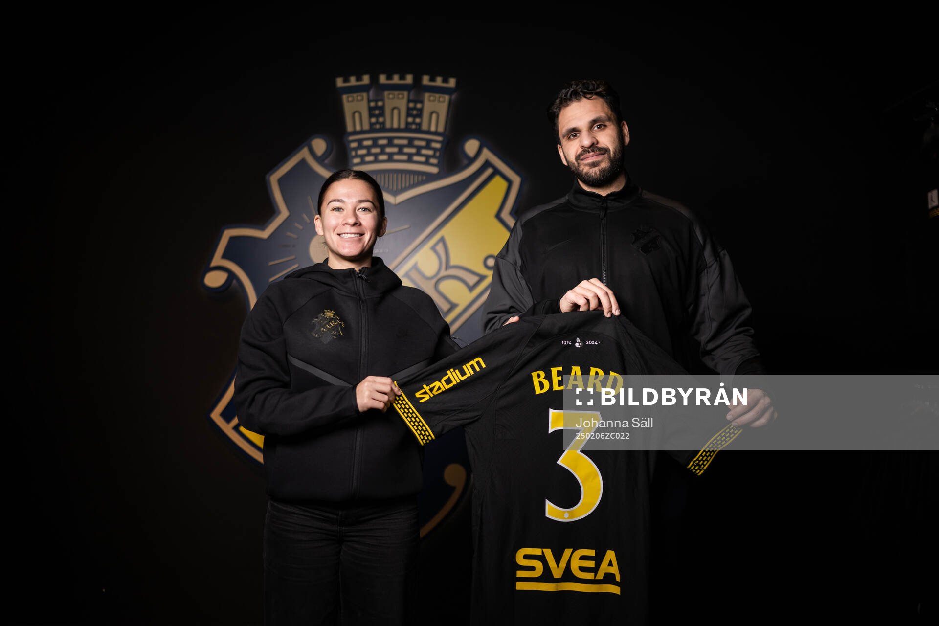 AIKs Angela Beard och sportchef Zinar Spindari poserar för ett porträtt under en porträttfotografering med AIK den 6 februari 2025 i Stockholm.