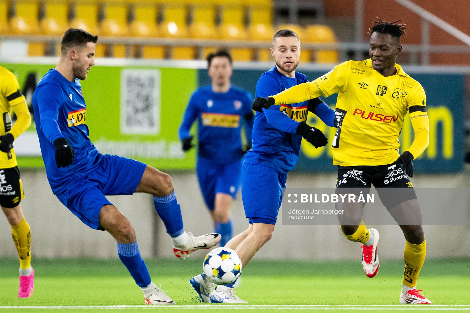 Sandefjords Loris Mettler och Elfsborgs Jalal Abdullai under träningsmatchen i fotboll mellan Elfsborg och Sandefjord den 7 februari 2025 i Borås.