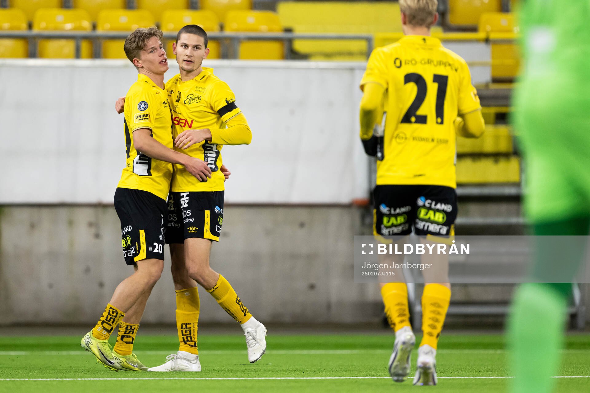 Elfsborgs Gottfrid Rapp och Rasmus Wikström jublar efter 1-0 under träningsmatchen i fotboll mellan Elfsborg och Sandefjord den 7 februari 2025 i Borås.
