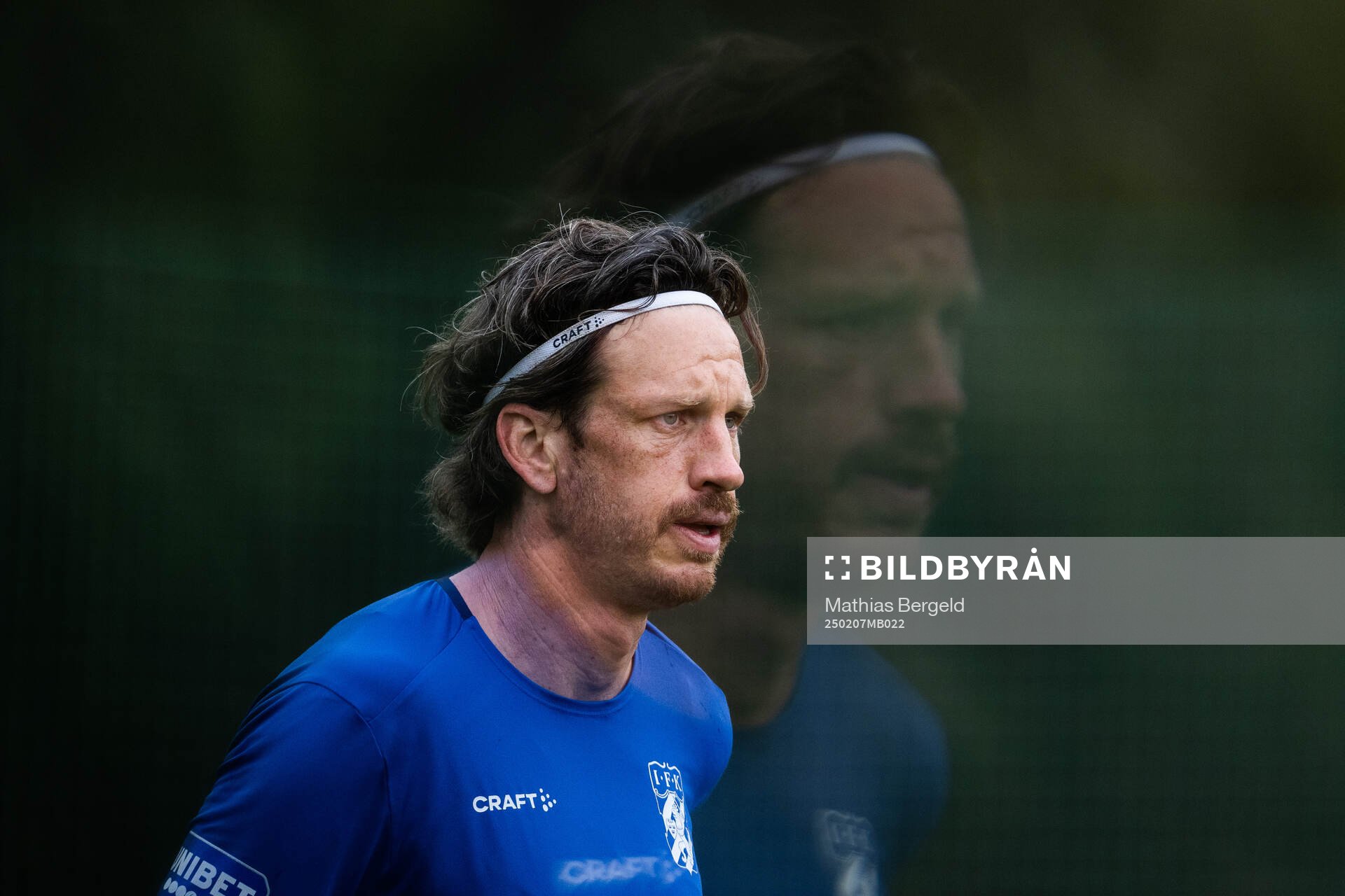 Gustav Svensson under en fotbollsträning med IFK Göteborg den 7 februari 2025 i Alvor. Editors note: Effekten har skapats med optikens inbyggda konverter.
