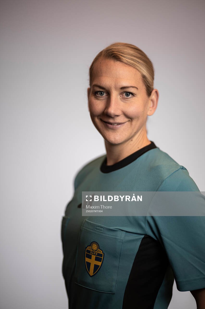 Domare Tess Olofsson poserar för ett porträtt under en fotografering med Svenska Fotbollförbundet den 7 februari 2025 i Stockholm. 