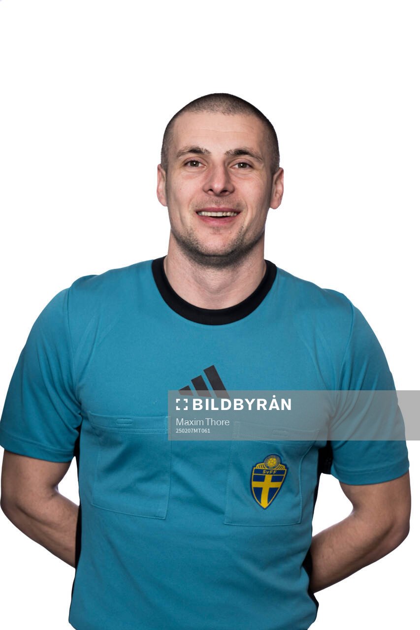 Domare Mirza Rovcanin poserar för ett porträtt under en fotografering med Svenska Fotbollförbundet den 7 februari 2025 i Stockholm. 