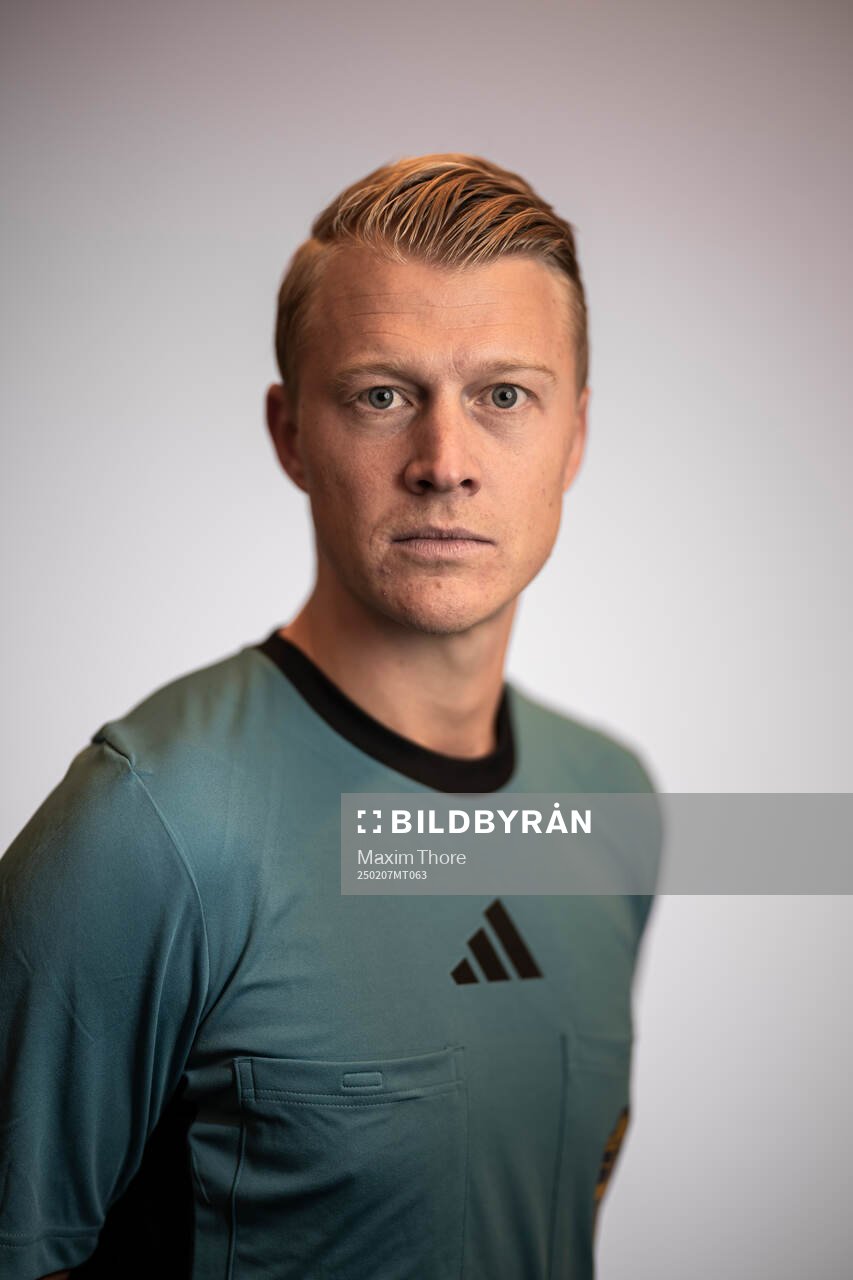 Domare Adam Ladebäck poserar för ett porträtt under en fotografering med Svenska Fotbollförbundet den 7 februari 2025 i Stockholm. 