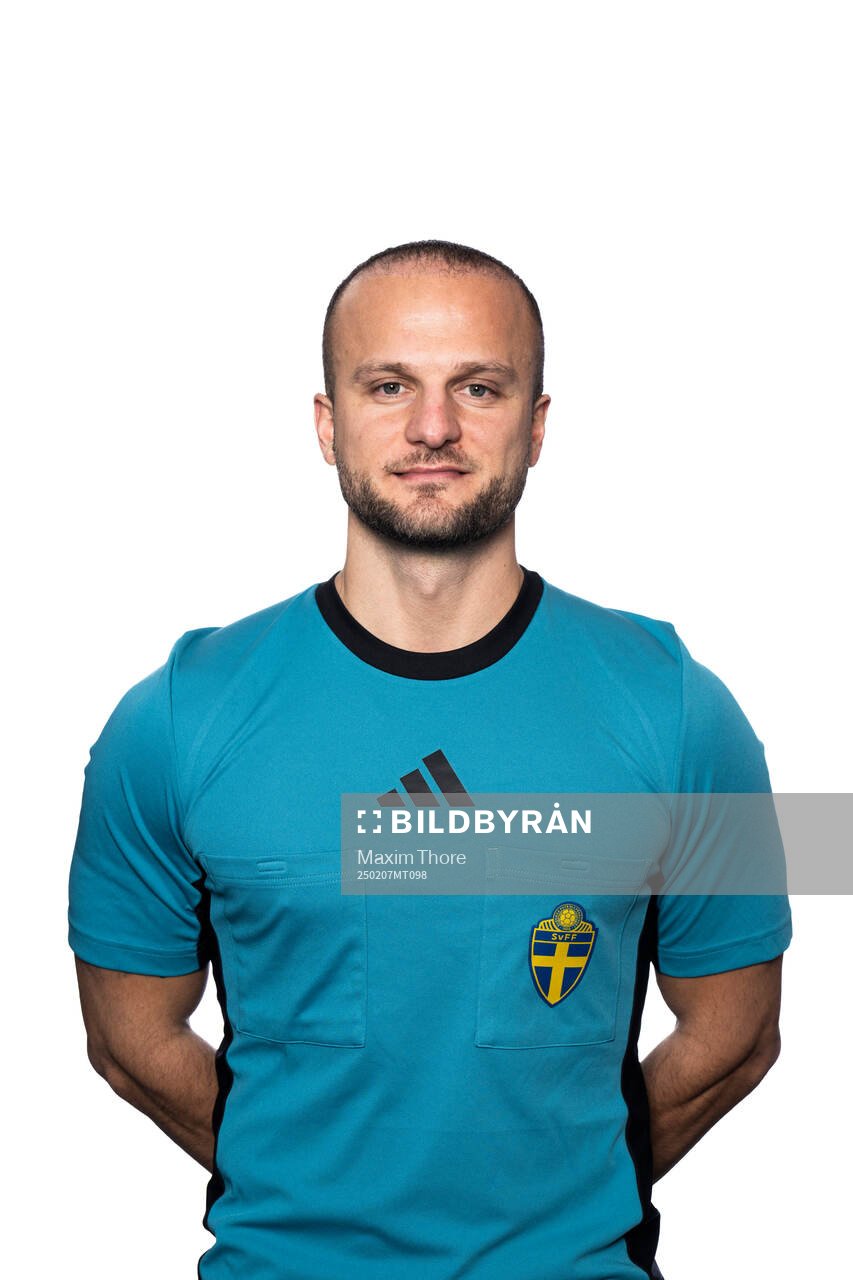 Domare Rinon Hasani poserar för ett porträtt under en fotografering med Svenska Fotbollförbundet den 7 februari 2025 i Stockholm. 