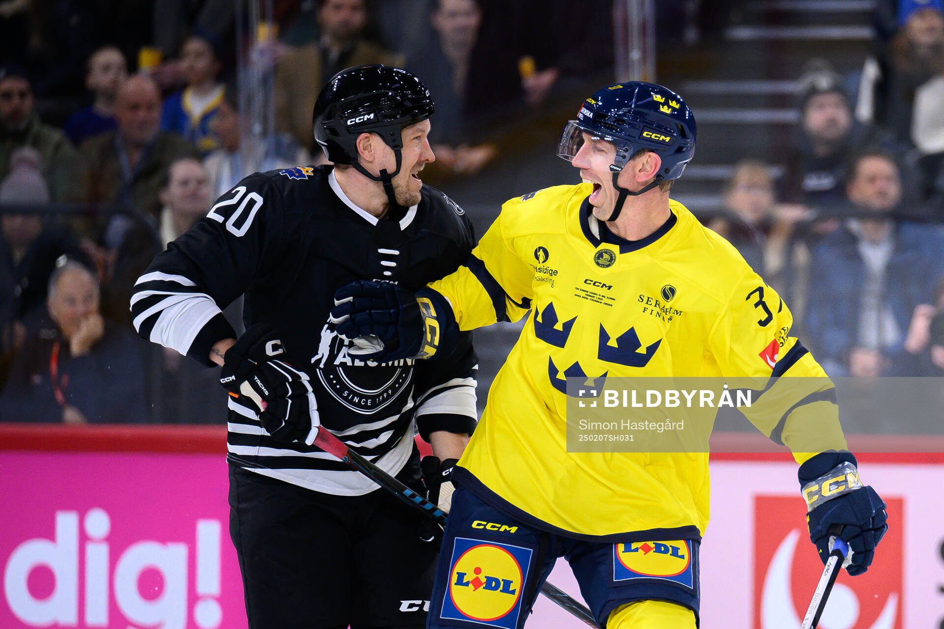 Niklas Hagman of NHL Alumni and Mikael Samuelsson of Tre