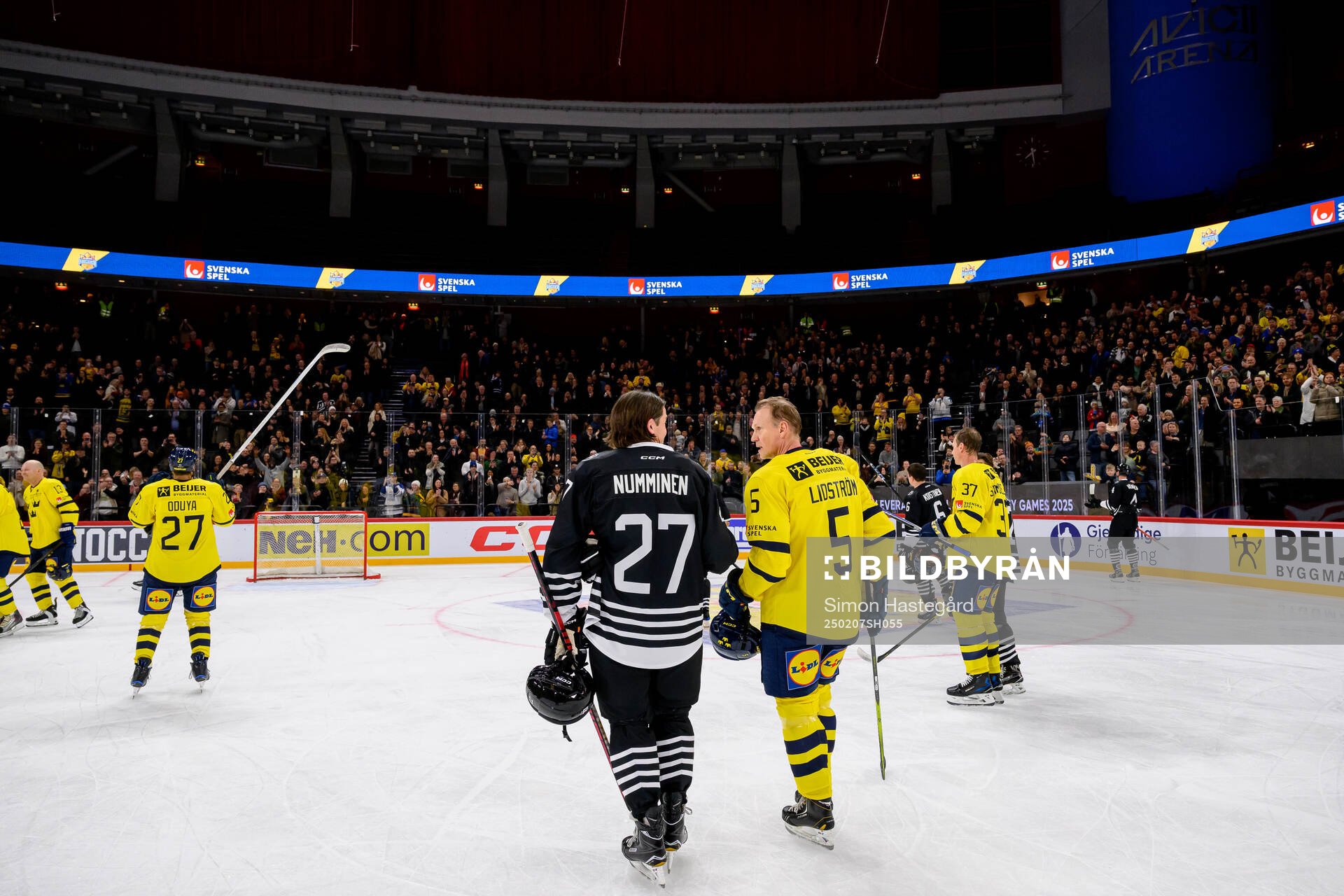 Teppo Numminen of NHL Alumni and Nicklas Lidströmof Tre