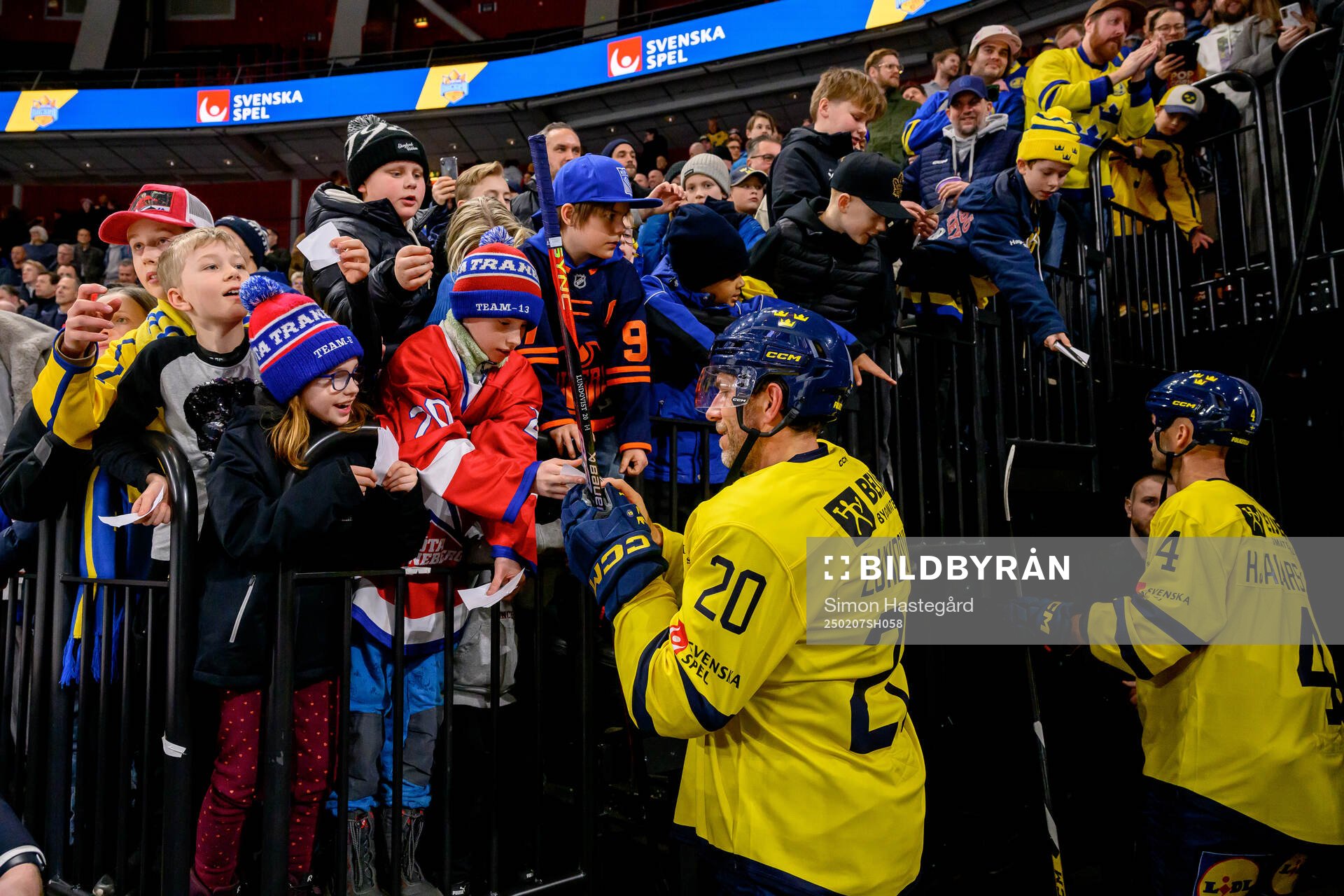 Joel Lundqvist of Tre Kronor Legends with fans